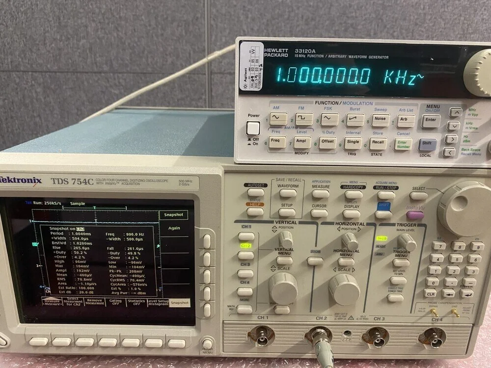 Tektronix TDS754C, Digitizing Oscilloscope, 500 MHz, 2 GS/s #
