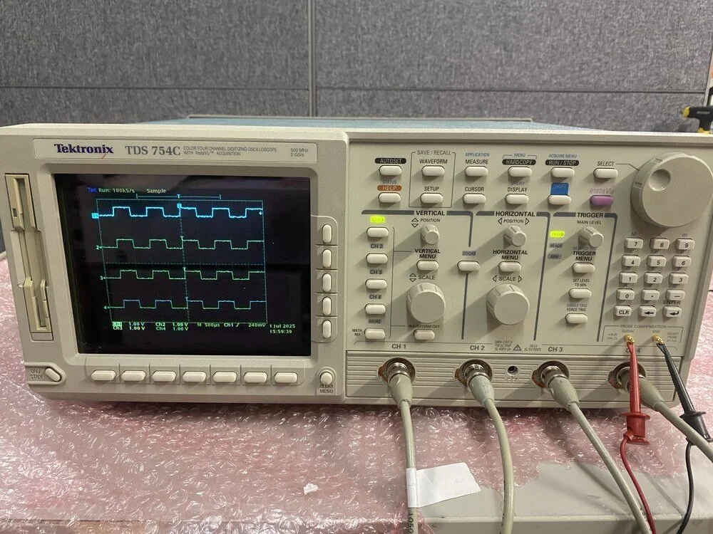 Tektronix TDS754C, Digitizing Oscilloscope, 500 MHz, 2 GS/s #
