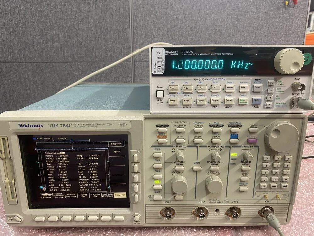 Tektronix TDS754C, Digitizing Oscilloscope, 500 MHz, 2 GS/s #