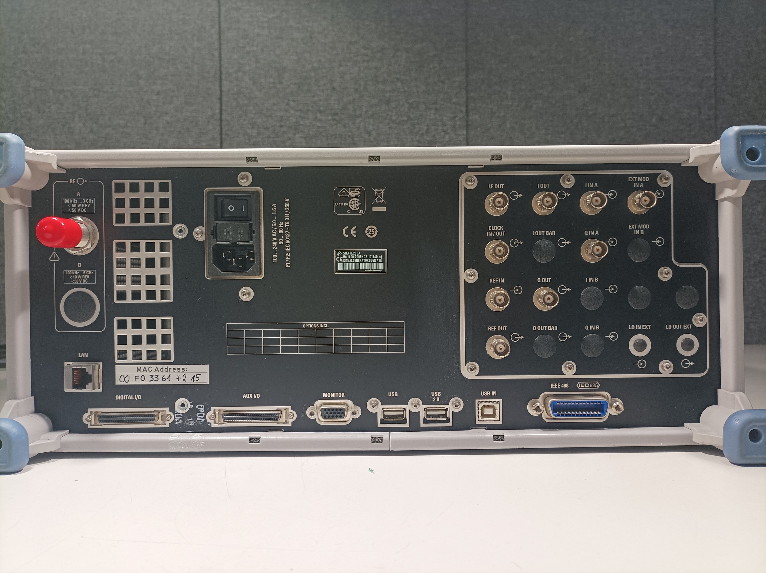 Rohde & Schwarz SMATE200A, Vector Signal Generator, 100kHz-6GHz, loaded with options 101540#
