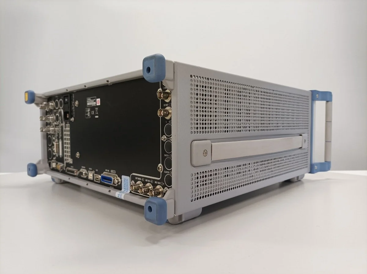 Rohde & Schwarz SMU 200A Vector signal generator OPT: B10, B13, K55 #