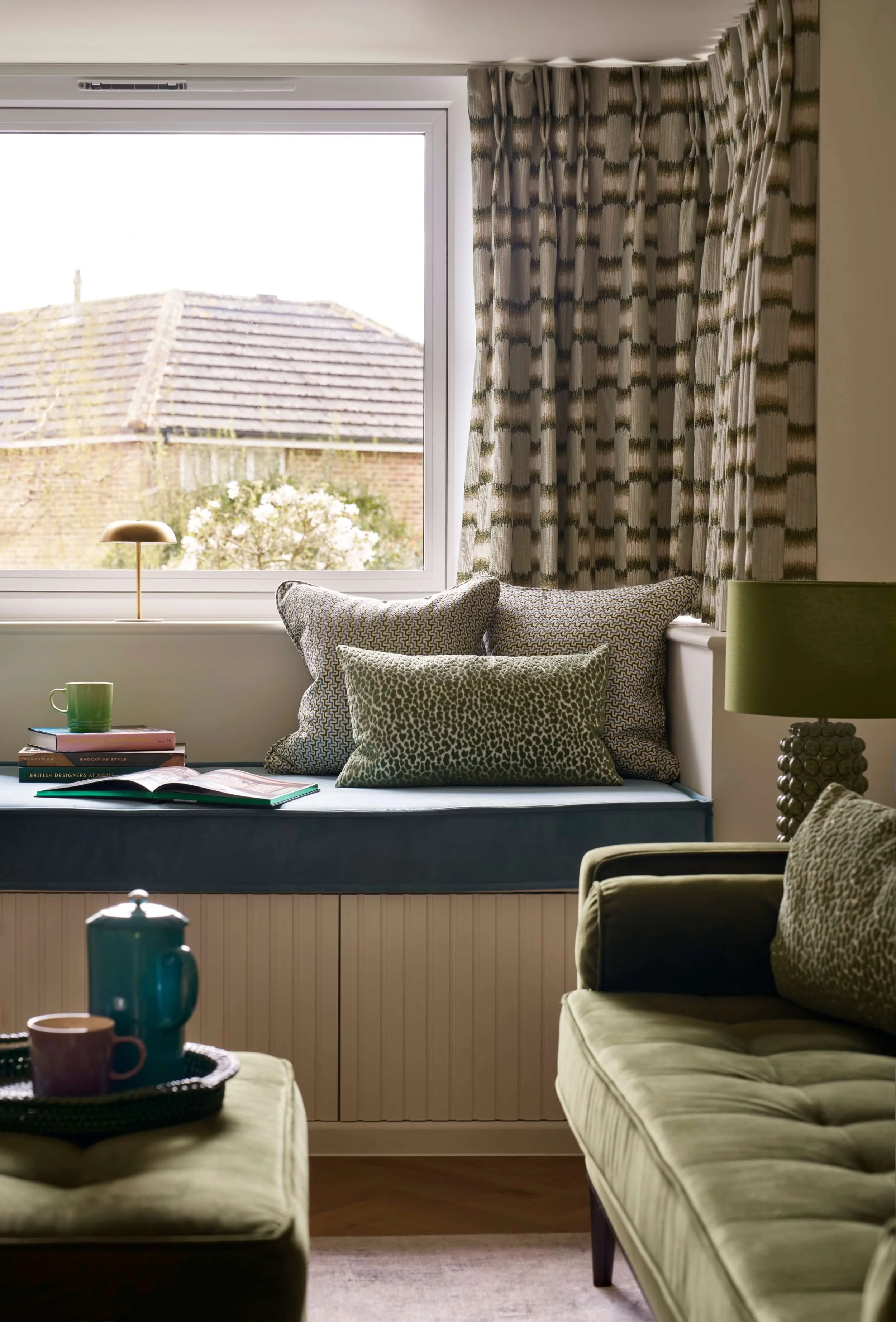 Sitting room, Surrey modern-002.jpg