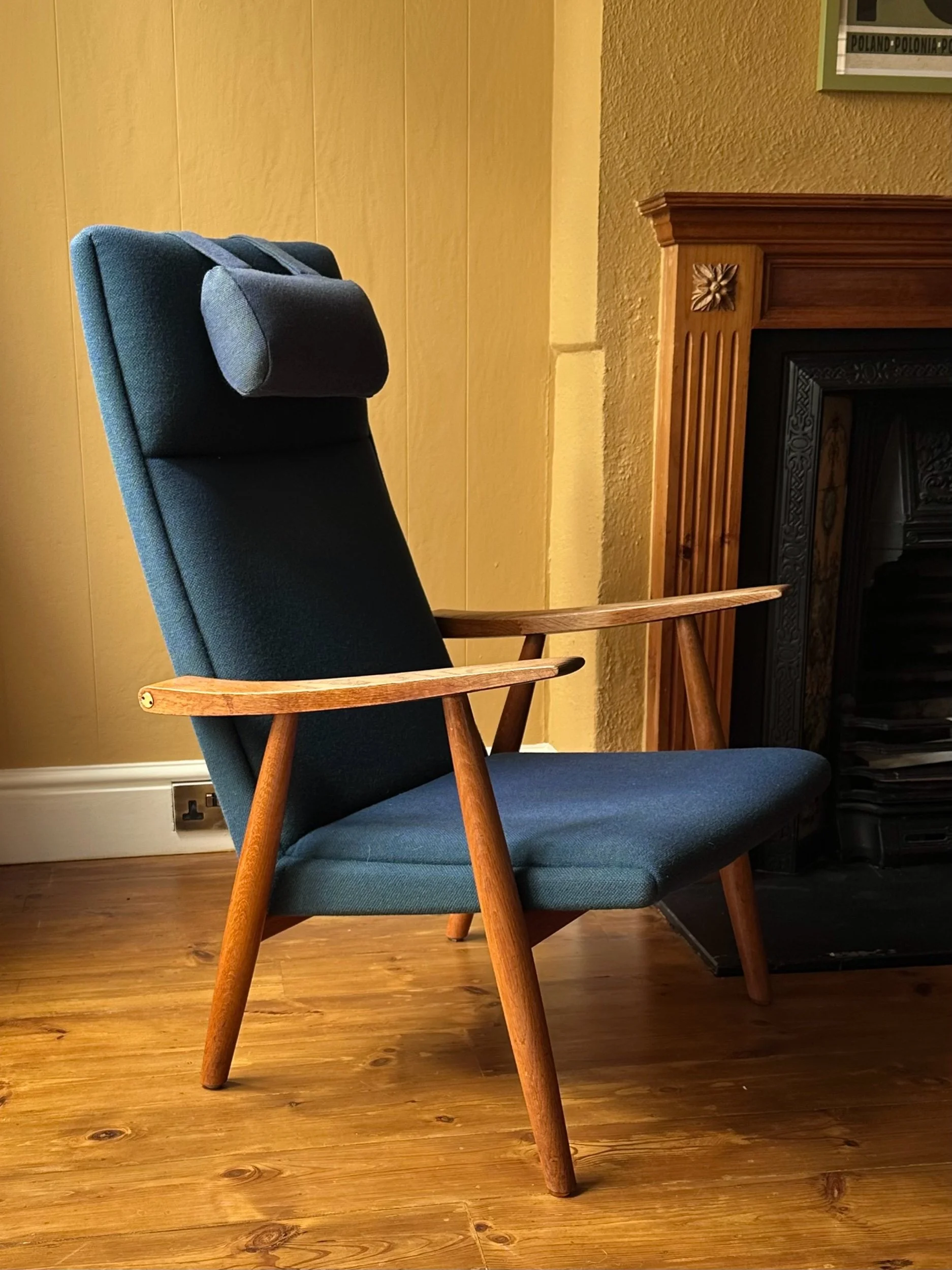 Side view of Hans J. Wegner GE-260A lounge chair for Getama, Denmark, 1960s