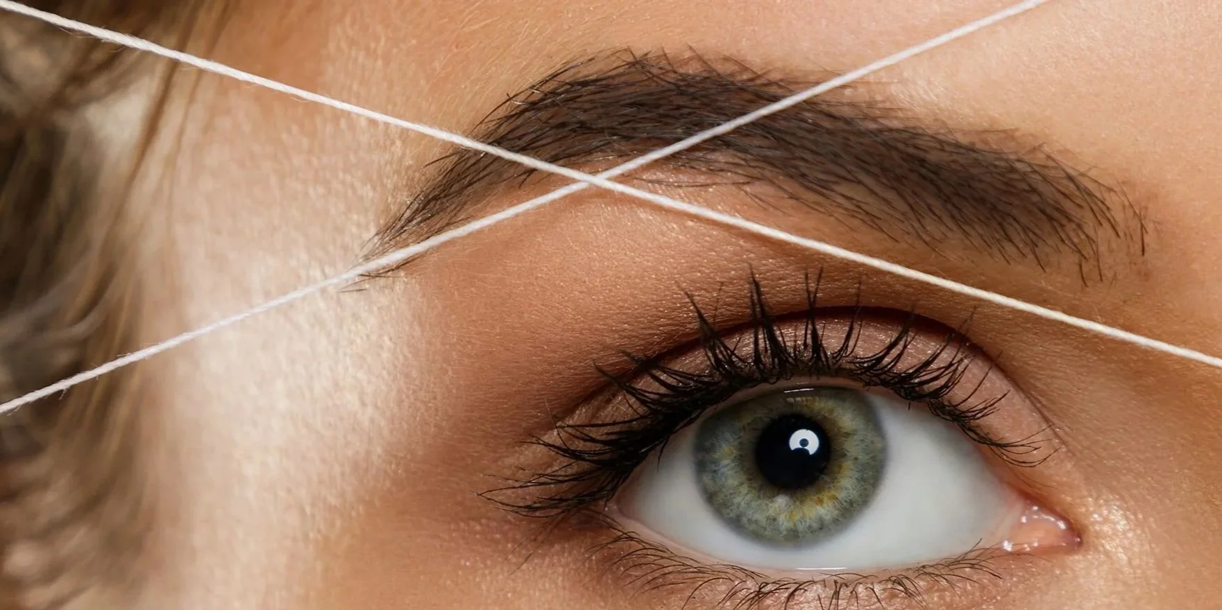 hbz-eyebrow-threading-index-gettyimages-1083288172.jpg