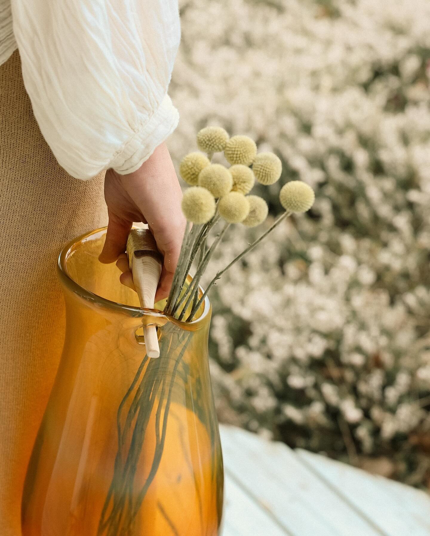 Let the weekend begin ! 
Enjoy the warm spring rays ✨
Feat. Heiki bucket in Aurora
.
.
.
#aurora #amber #glassart #interiorart #glassbucket #utopiaandutility #scandinavianglass #freehandblownglass #