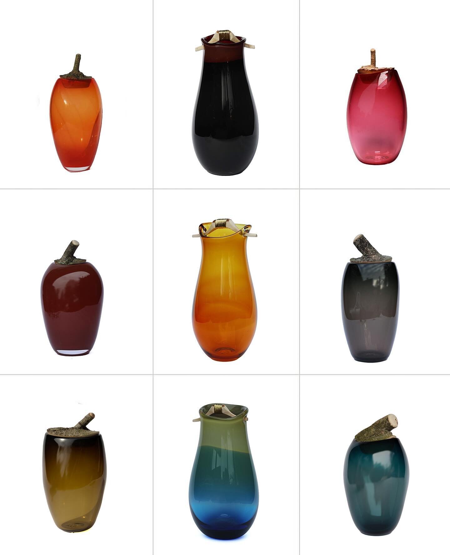 New selection of freehand blown pieces available in our shop.
Each piece is unique and shaped by hand . Combining wood as a handle (Heiki collection) or a lid (Branch Bowl collection) to complement the glossy soft glass 
.
.
.
#glassart #colouredglas