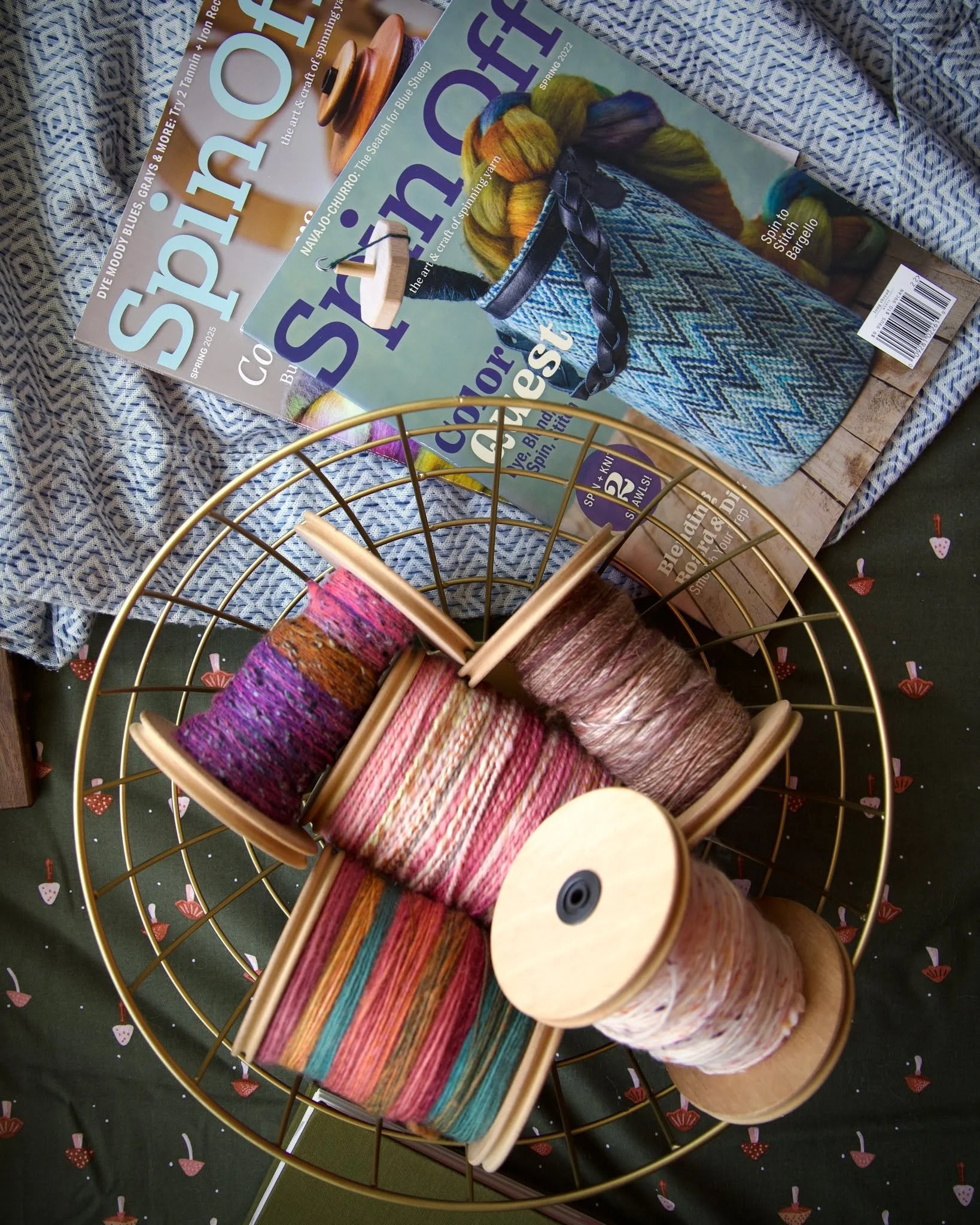 🧵Spin Off !!! 📇  I am feeling so scholarly 🤓 and academically motivated 😉
Got some magazines from my LYS @heritagespinning but seriously I just need to get a subscription to @longthreadmedia 
This magazine has so much information from fiber-prep,