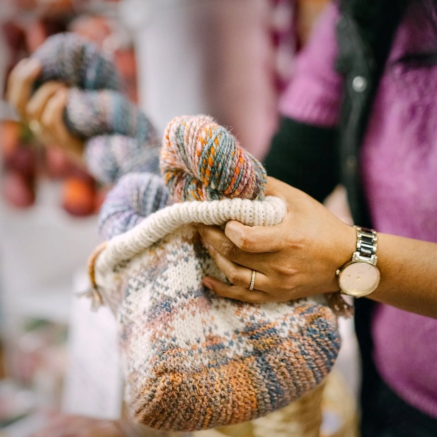 🧵🧵Fiber samples and some of my own bobbins are coming with me to the @northernmichiganfiber  this weekend!! Be sure to stop by and say hello! 🌸😉
&bull;
The Llama Tour 2025
&bull;
🚌Northern Michigan | Sep. 27th - 28th Alpena, MI @northernmichigan