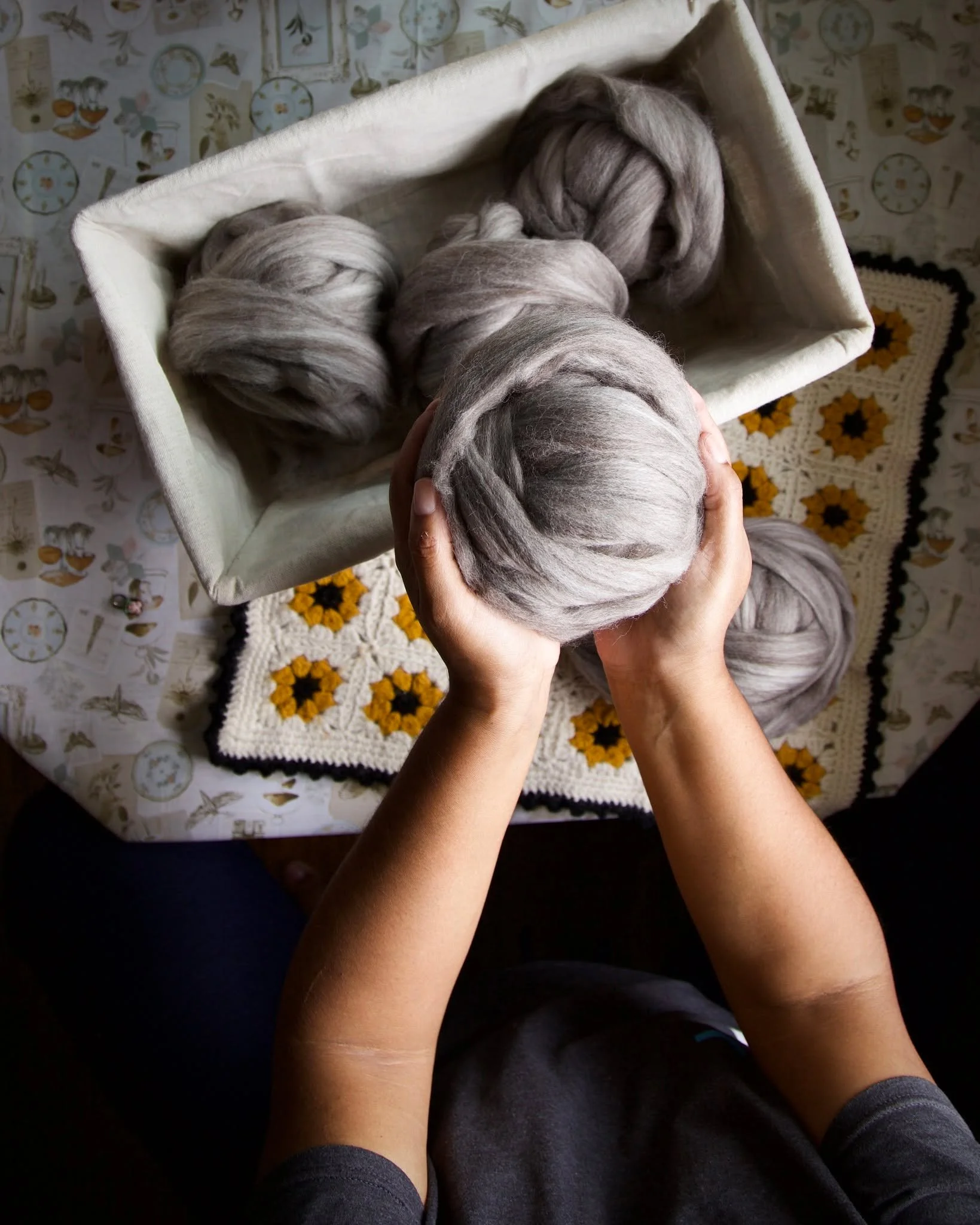 🍃Sometimes you have to stop yourself and admire the natural colors and leave them alone! This 60% Polwarth 40%Yak blend will be available @northernmichiganfiber  and later will be available at lairofthellama.com (or I can save one for you 😉 )
🍂
🍂