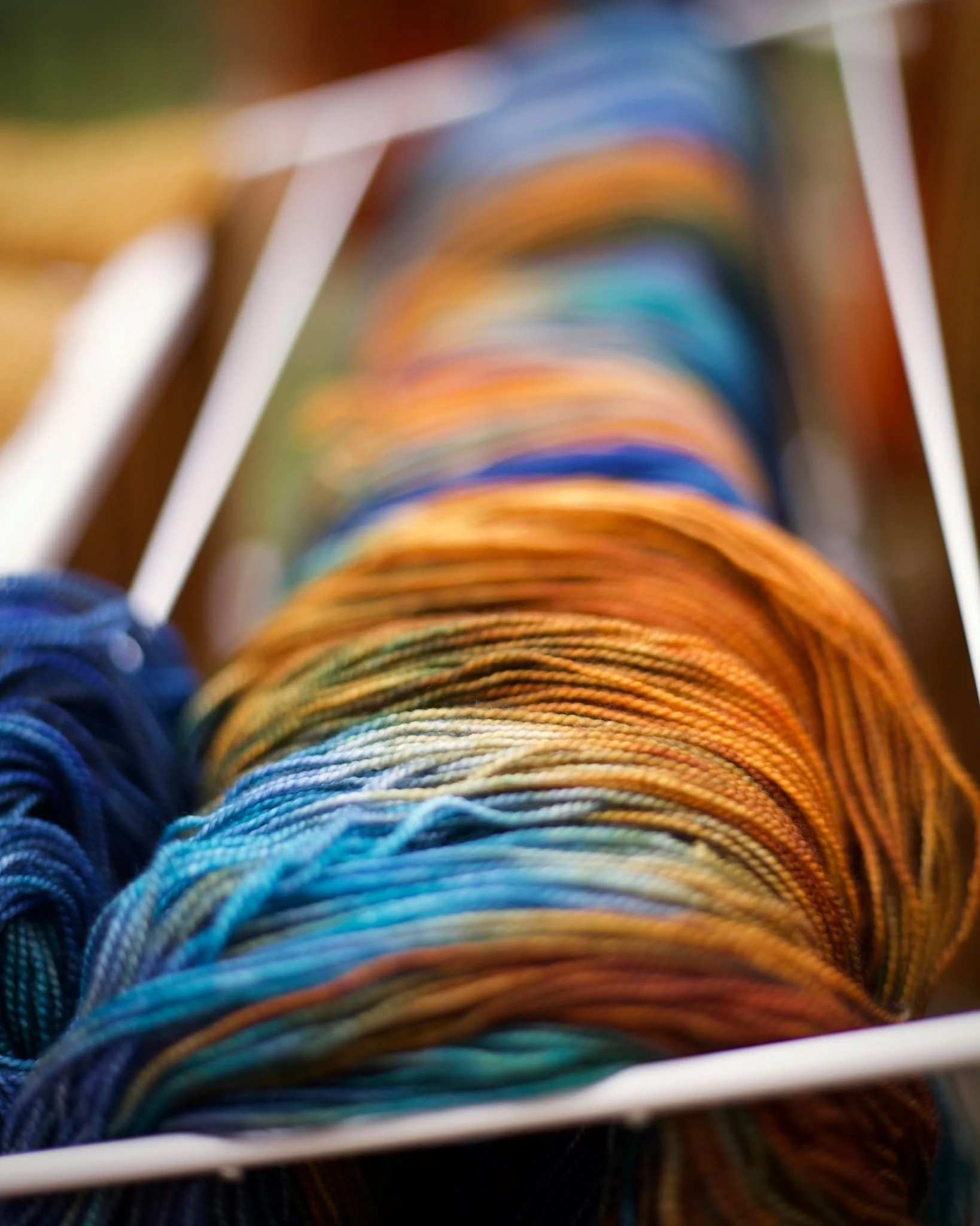 No more clouds.🌤 We are having a beautiful weather to match the new fall collection and to dry them. 😌
&bull;
🍂 &quot;Fall by the Lake&quot; 🍂 
🍂New color: 100% Sw Merino - Fingering
🍂
&bull;
#fallvibes 
#lairofthellama #knitting  #wool #yarnlo