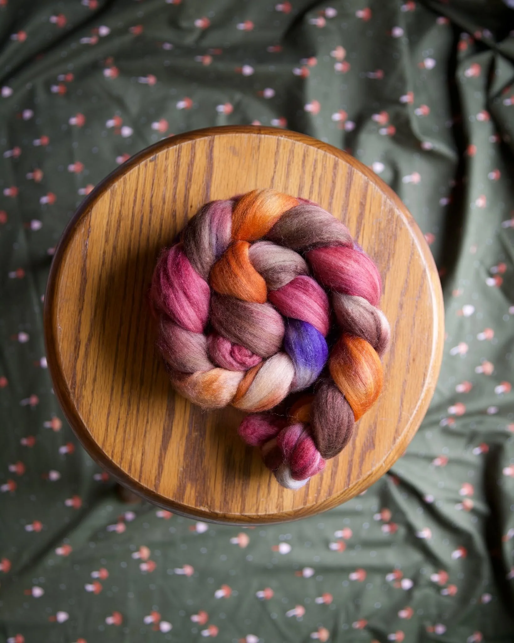 🧵Merino/Yak/Silk blend 🍁
&quot;Spiced Ginger&quot;
&bull;
&bull;
&bull;
A few new colors have been added to the shop! Hope you find something you like. ☺️
-The Llama
#lairofthellama #wemakeyarn #handspunyarn #handspinning #handspinner #handspinerso