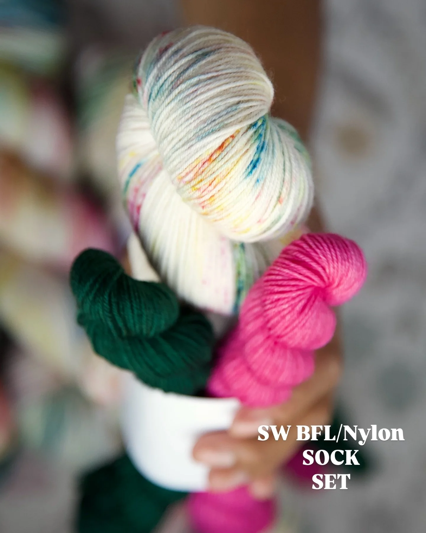 🎨 &ldquo;Living in color&rdquo; - Sock Set 🌈 

&bull;
&bull;
&bull;
(1) 100g 75% SW BFL 25% Nylon | 464yds
(2) 20g 75%SW BFL 25% Nylon | 92yds 

😍Llama&rsquo;s favorite yarn for sock knitting.

#lairofthebear #sockknitter #knitknitknit #handmadeso