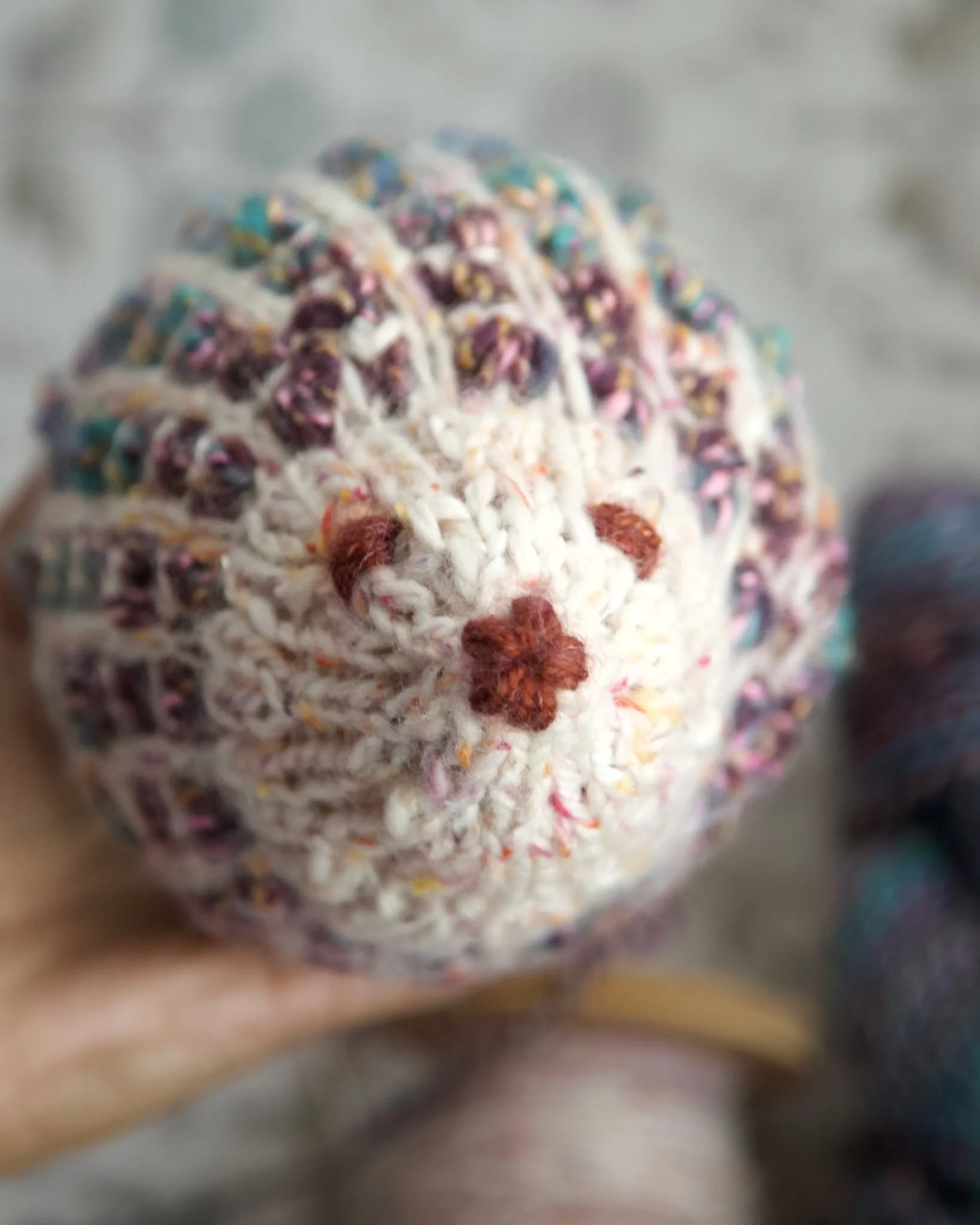 🦔It is done and it is adorable! ☺️
🧶A break from all the large projects/Christmas presents for the family🧵

Project: 🦔
Scrap Yarn Hedgehog by @midori_hirose_knit 
#handspunyarn &ldquo;Neps &amp; Tweed&rdquo; Polwarth blend @lairofthellama 

#polw