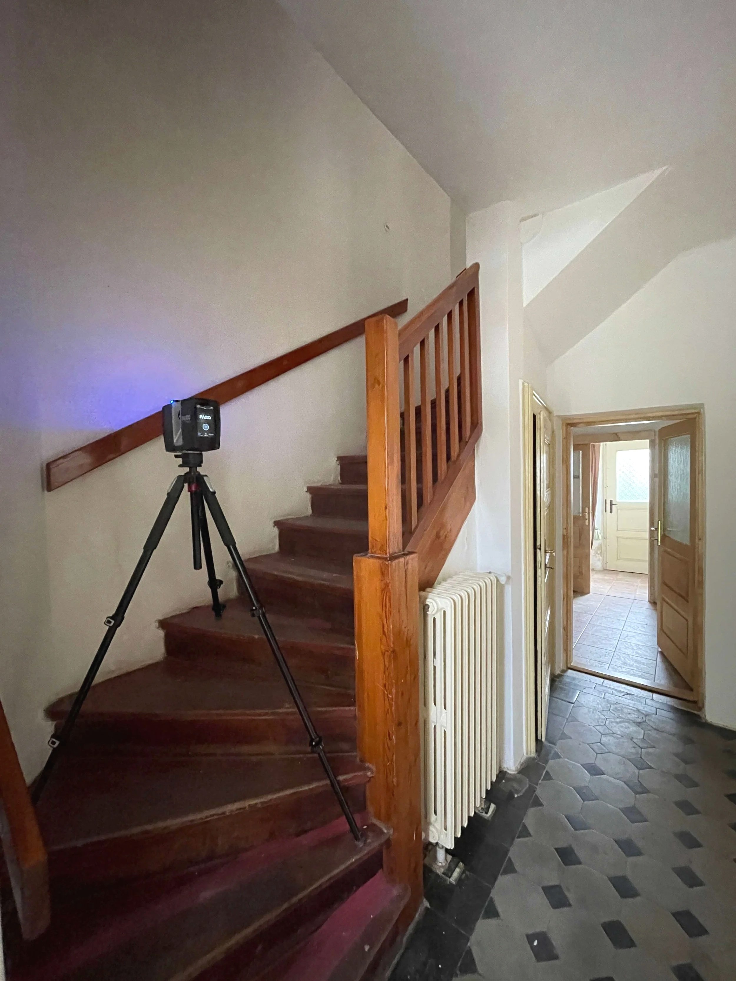 Laserové zaměření interiéru domu včetně schodiště pro tvorbu přesných půdorysů, řezů a 3D modelu.
