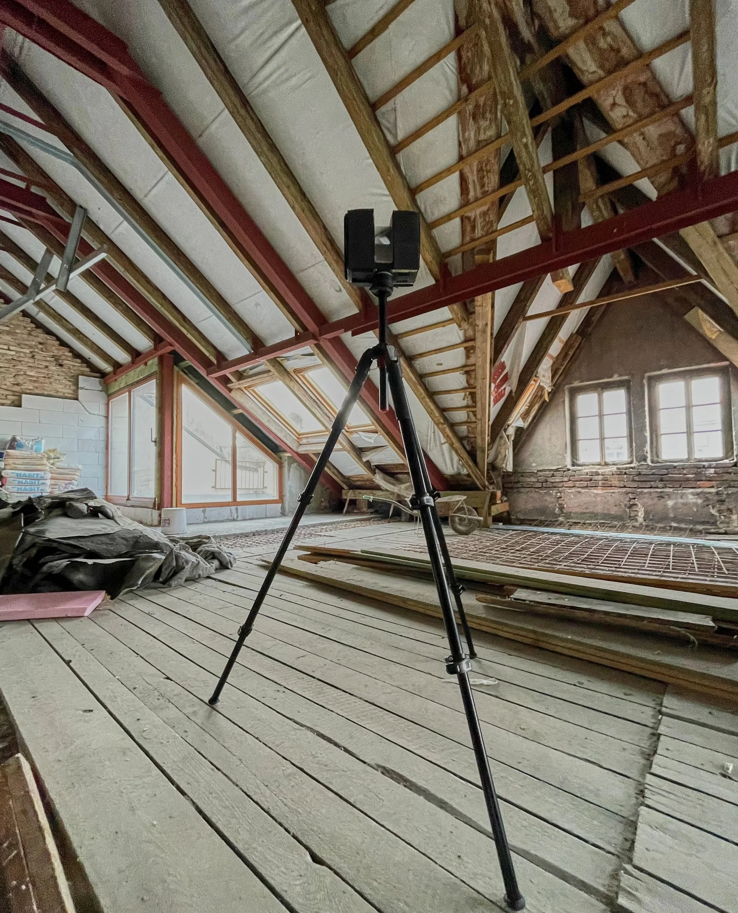 Pozemni laserove skenovani mansardniho podlazi pred rekonstrukci, Praha