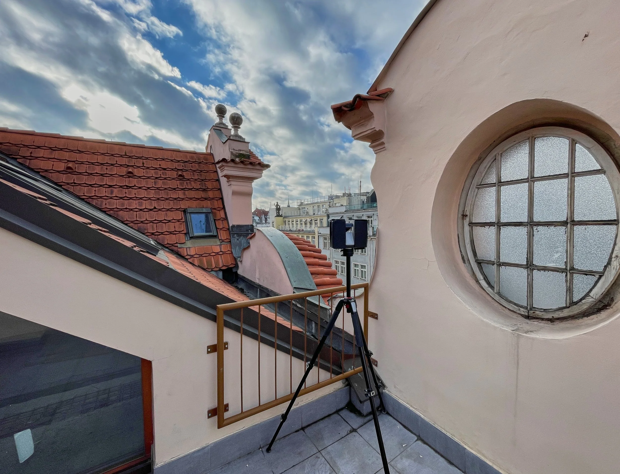 Laserovy skener na stativu na terase u mansardni strechy v centru Prahy