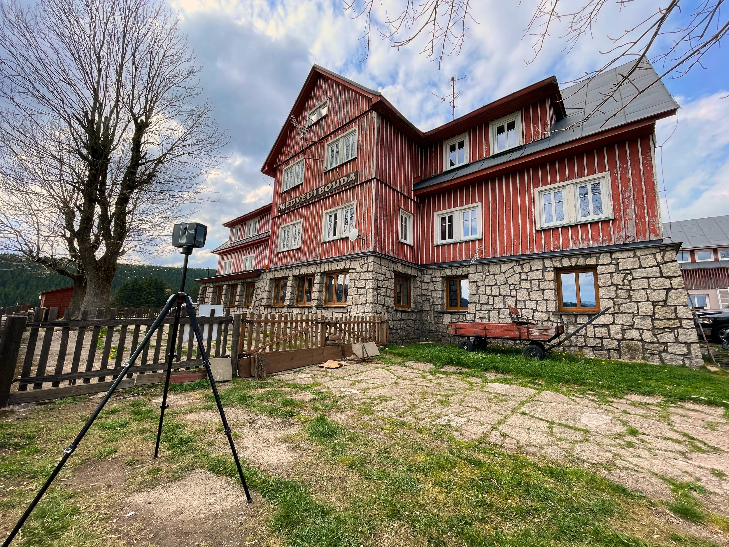 3D laserové zaměření exteriéru horského hotelu Medvědí bouda ve Špindlerově Mlýně pomocí skeneru FARO.