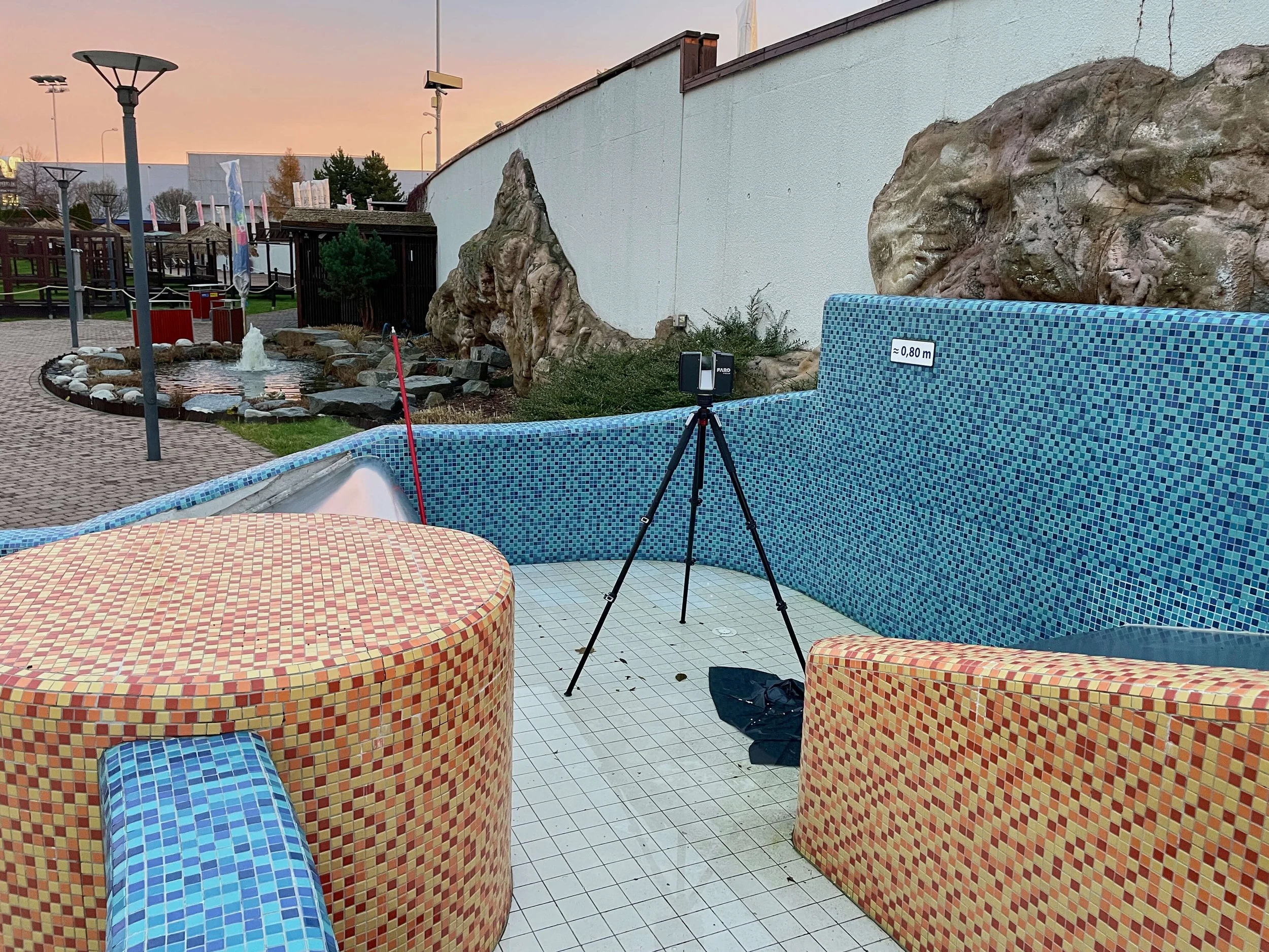 Pozemni laserovy skener pri zamereni detailu venkovniho toboganu a okolnich konstrukci v arealu Aquapalace Praha. Skenovani slouzi k presnemu zachyceni geometrie a dokumentaci skutecneho stavu pro 3D model.