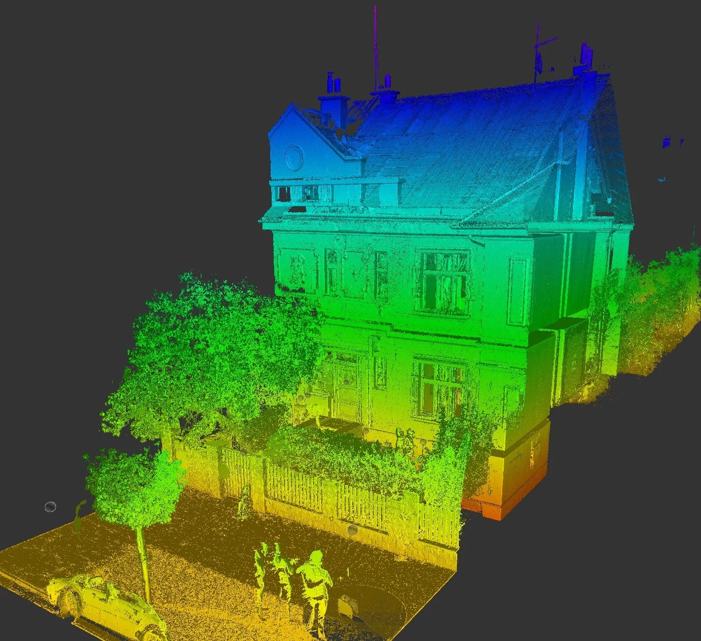Výsledek pozemního laserového skenování rodinného domu ve formě barevného mračna bodů. Digitální zachycení fasád, střechy a okolního terénu pro dokumentaci stávajícího stavu a přípravu rekonstrukce.