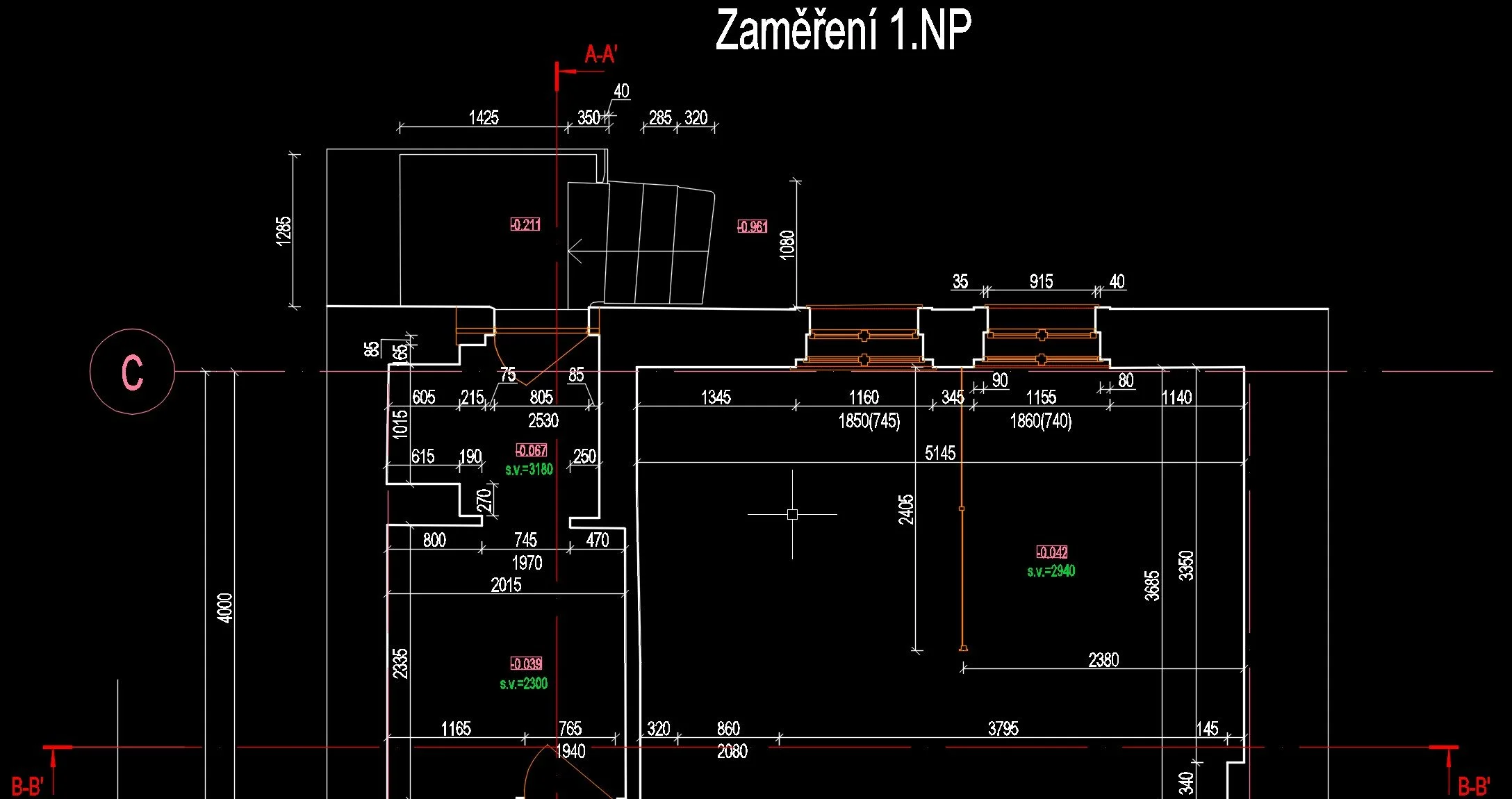 Přesné zaměření rodinného domu pomocí 3D laserového skenování. Výsledkem je detailní půdorys s rozměry, výškami a konstrukčními prvky připravený pro projektanta, architekta nebo stavební úřad.
