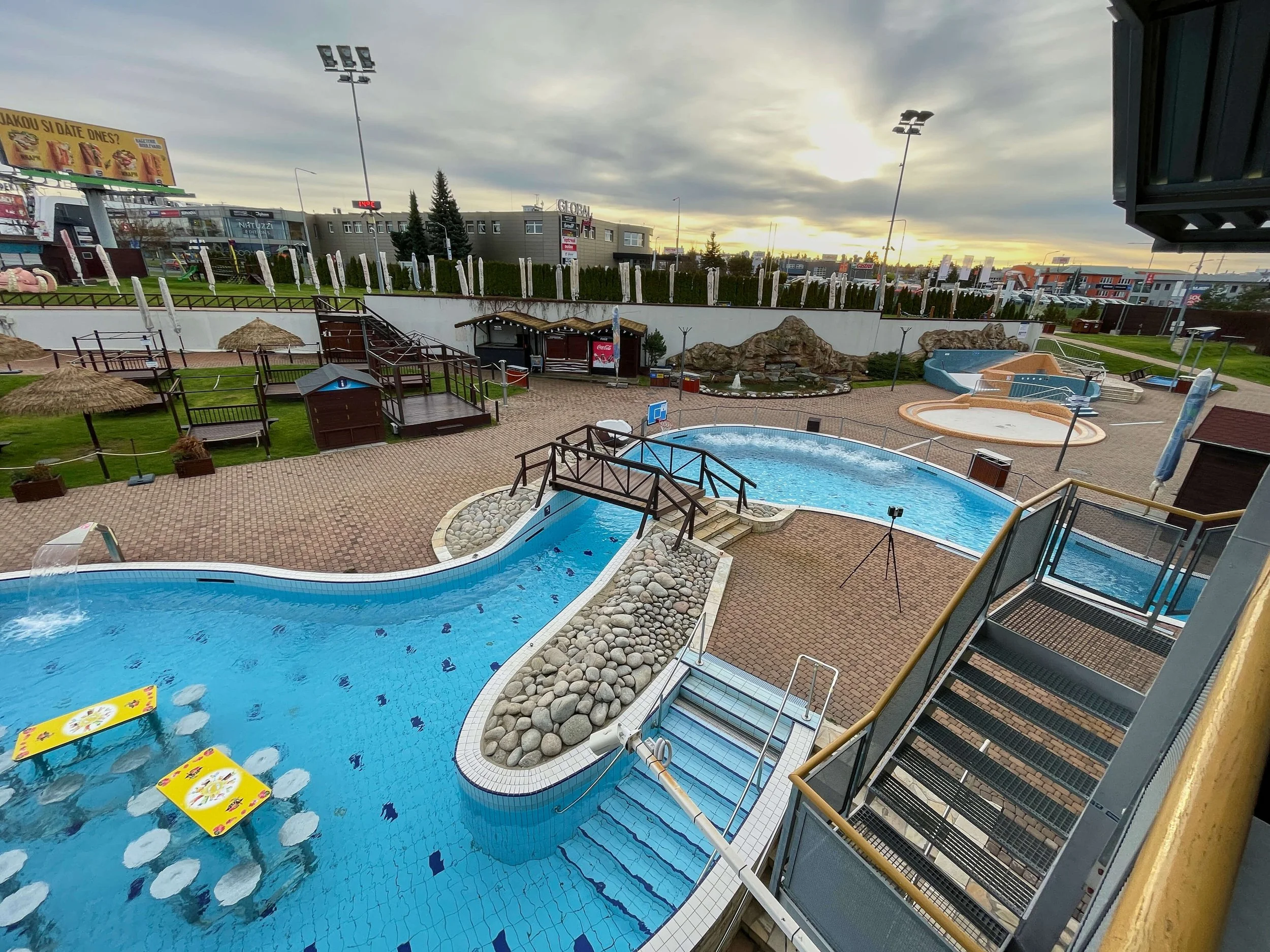 Pohled na venkovni cast Aquapalace Praha pri zamereni skutecneho stavu. Laserove skenovani zachycuje bazeny, komunikace a okolni plochy pro naslednou tvorbu presneho 3D modelu arealu.