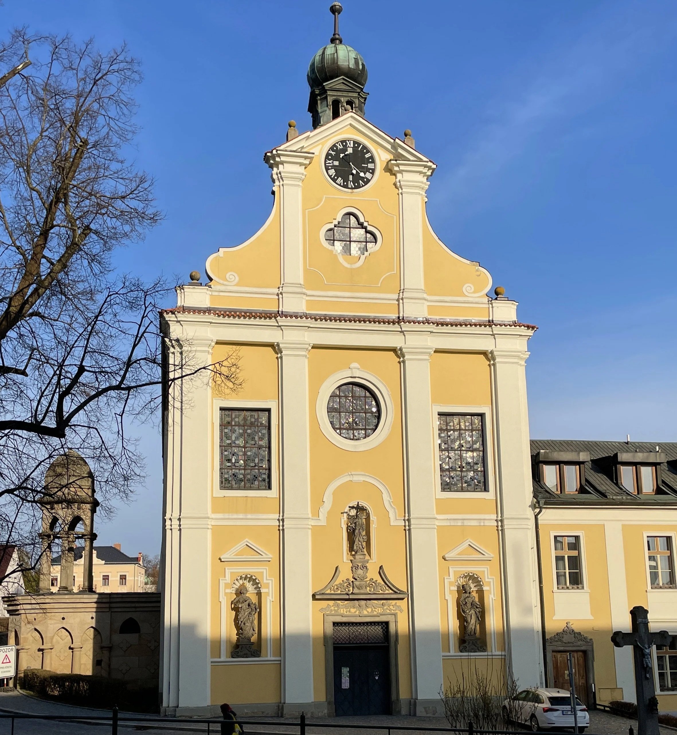 Hlavní průčelí kostela Svaté rodiny v Havlíčkově Brodě