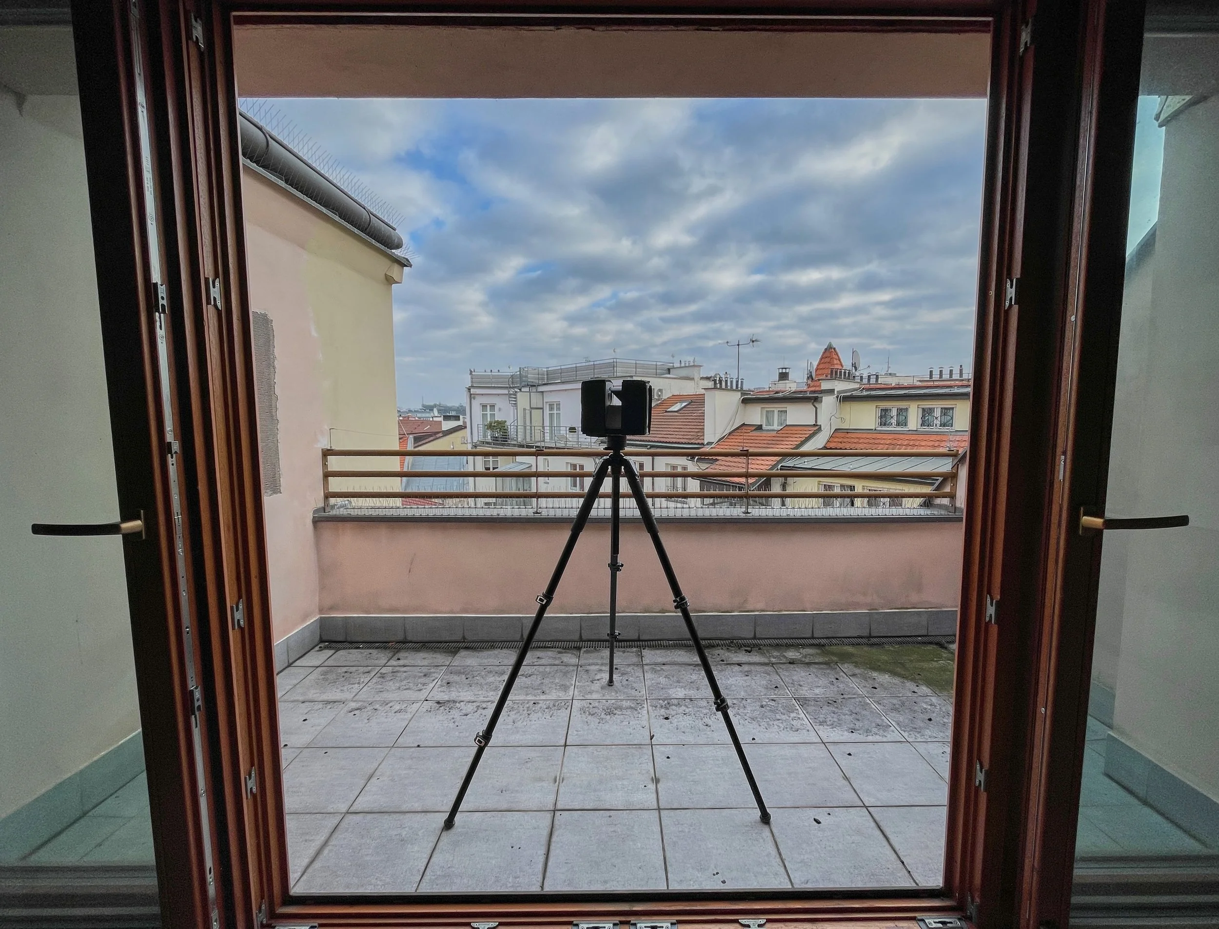 Stanoviste laseroveho skenovani na terase s vyhledem na strechy Prahy