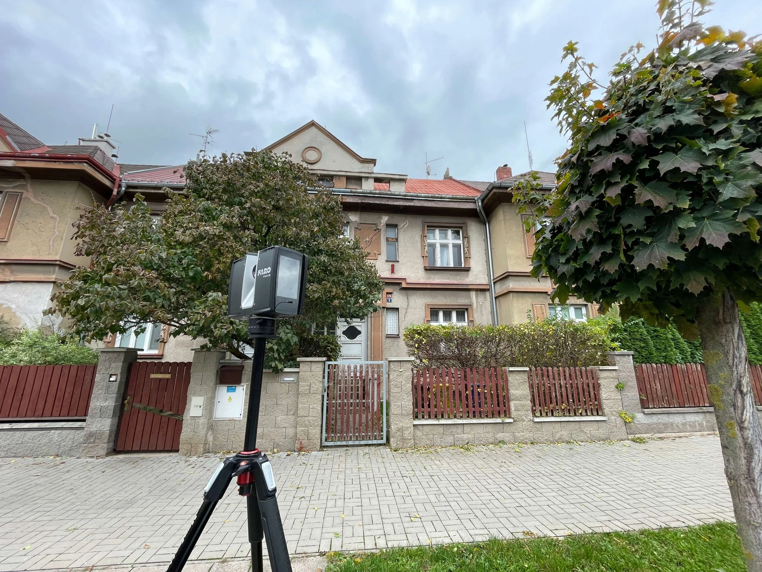 Zaměření vnějších konstrukcí domu metodou pozemního laserového skenování v rámci jednoho projektu.