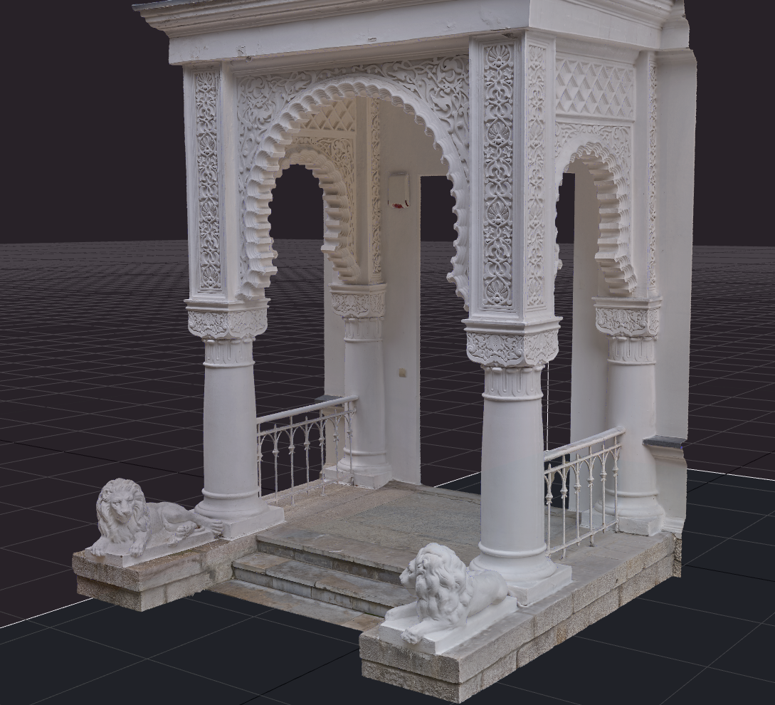 Detailní 3D model historického portiku s lvími sochami vytvořený pomocí fotogrammetrie.