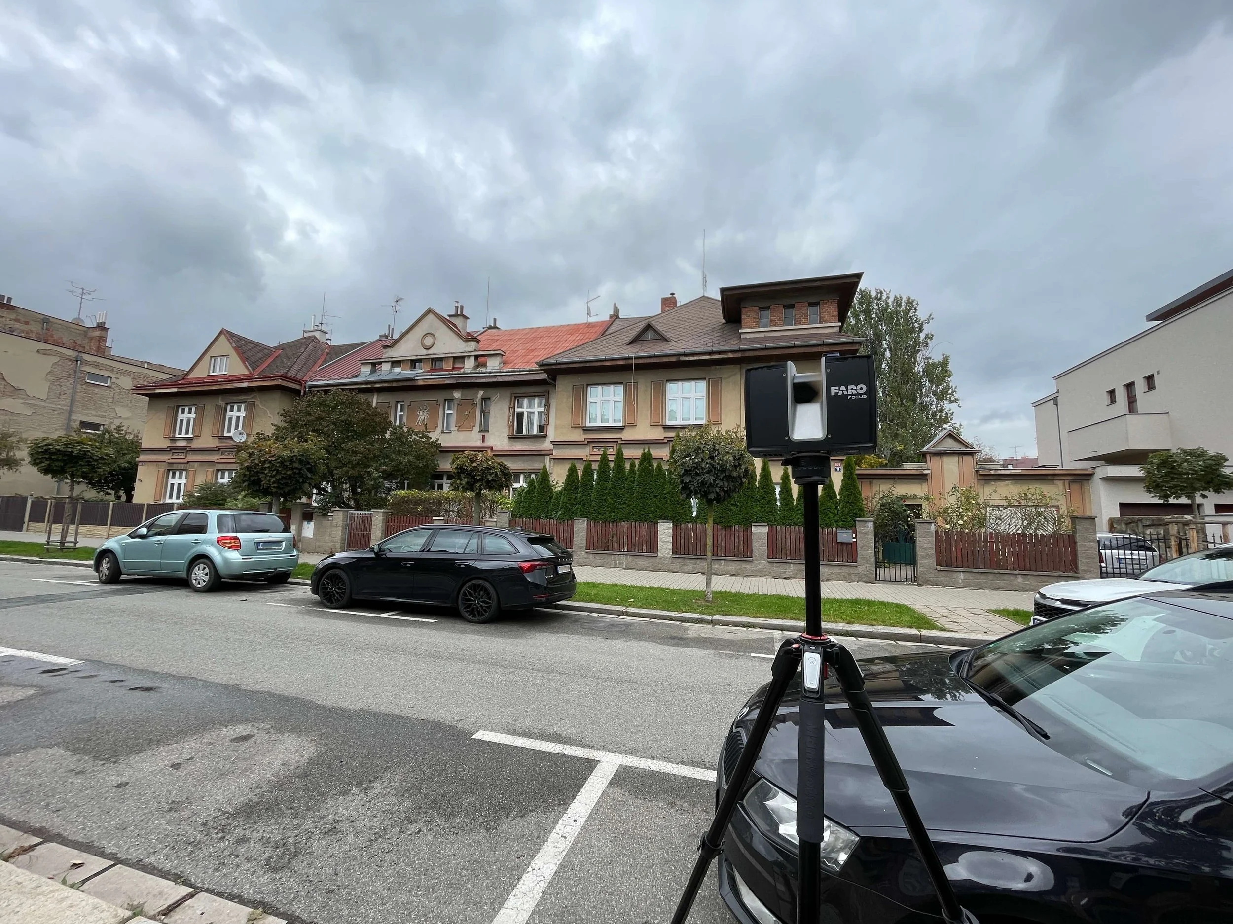 Laserové skenování fasády obytného domu z ulice pro vytvoření přesných výkresů a 3D modelu budovy.