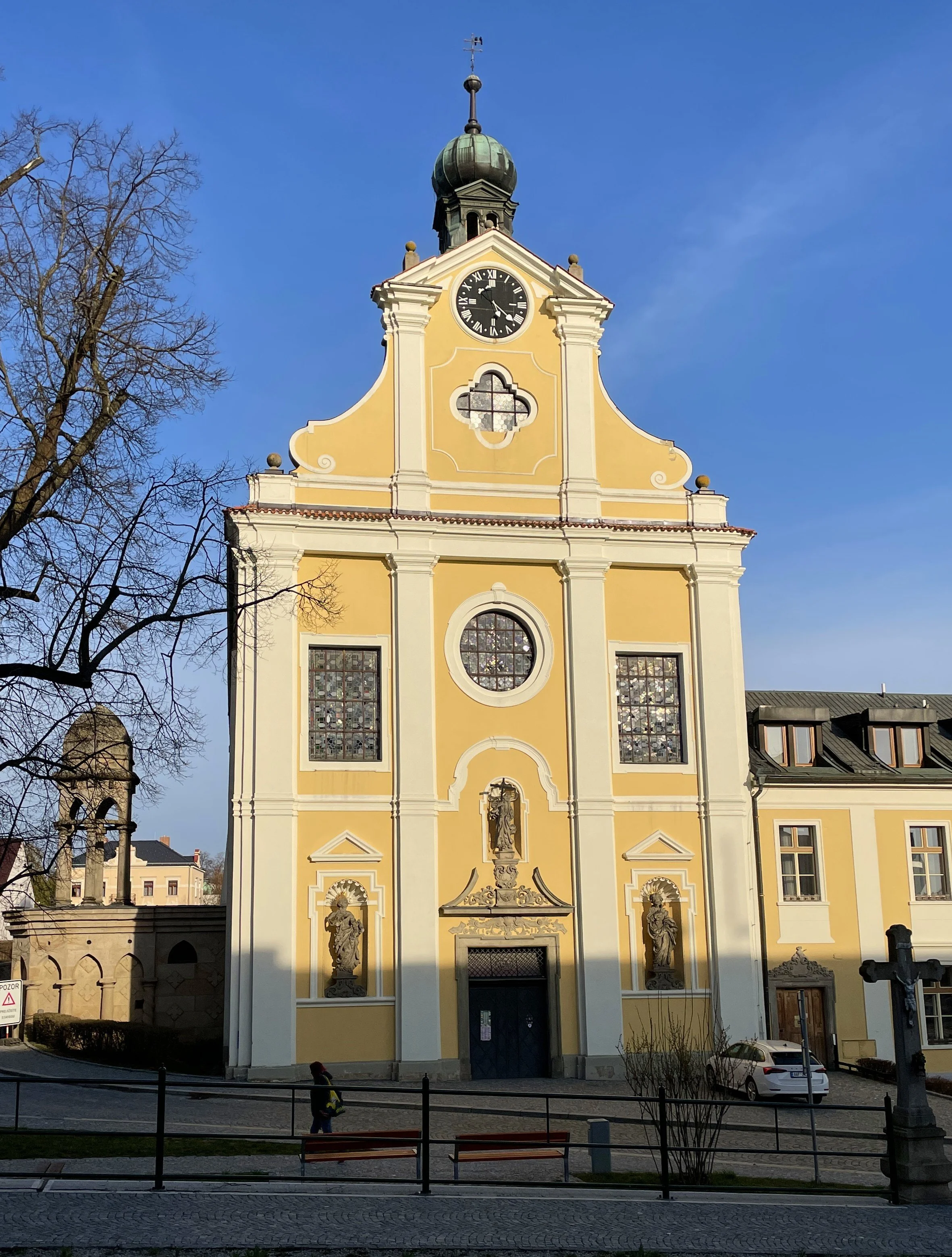 Hlavní průčelí kostela Svaté rodiny v Havlíčkově Brodě
