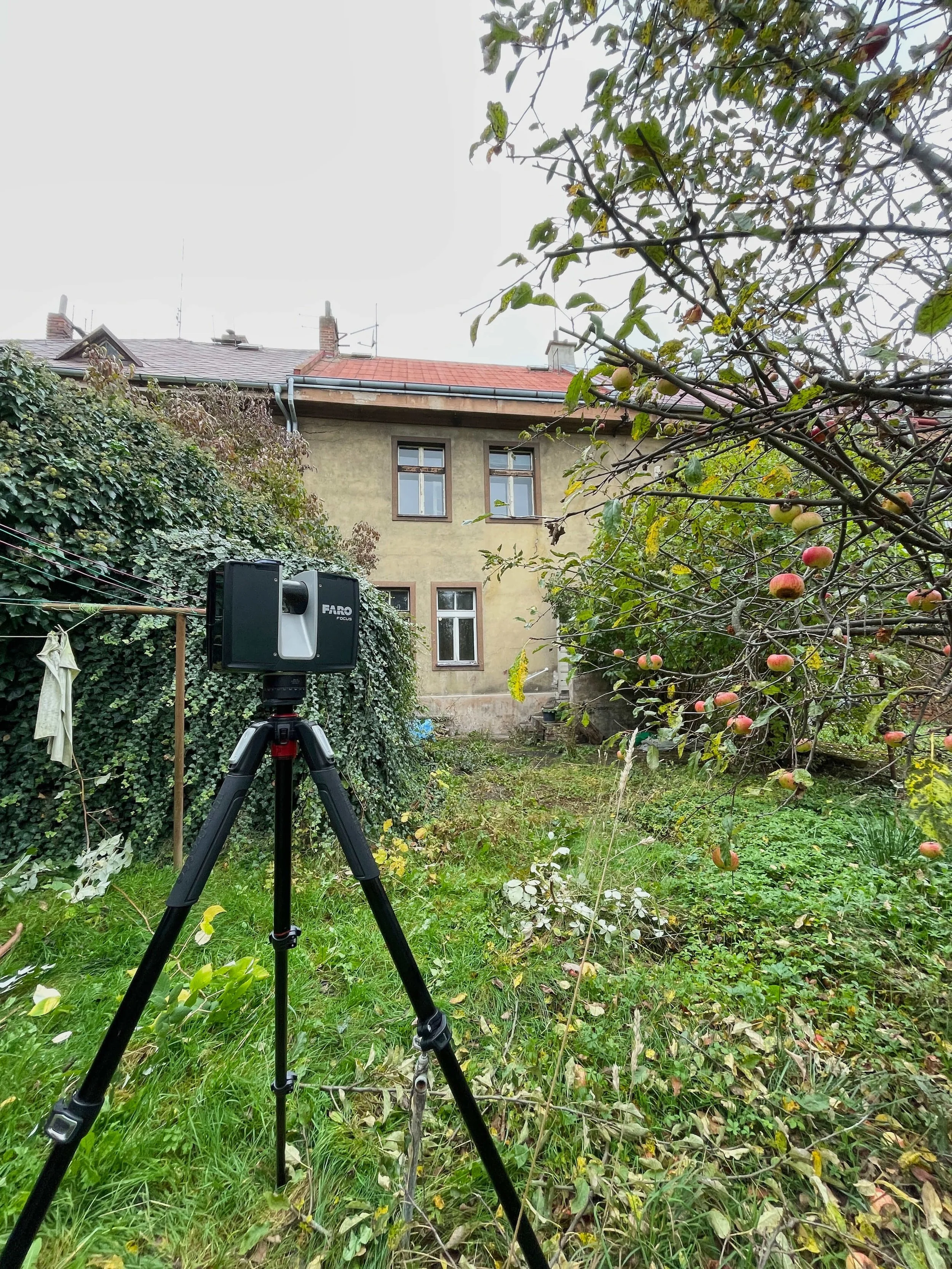 3D laserové skenování rodinného domu a přilehlého pozemku pro projekt rekonstrukce a dokumentaci stávajícího stavu.