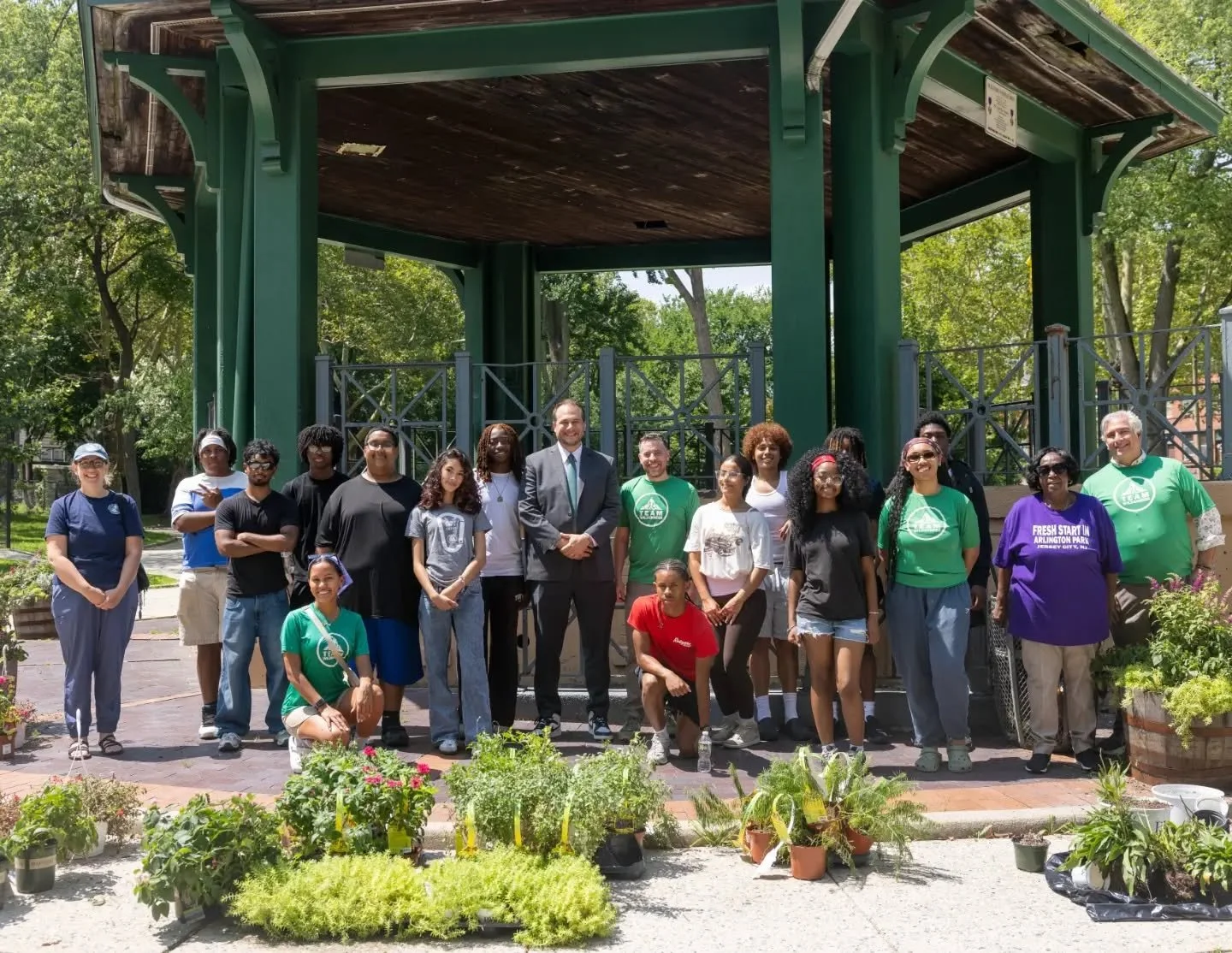 Mayor @solomonforjc visits our Future Environmental Leaders @friendsofarlingtonpark. More on this @nj.dep program coming soon.

Thank you @14stgardencenter for helping us source plants for our rain garden and gazebo containers!
