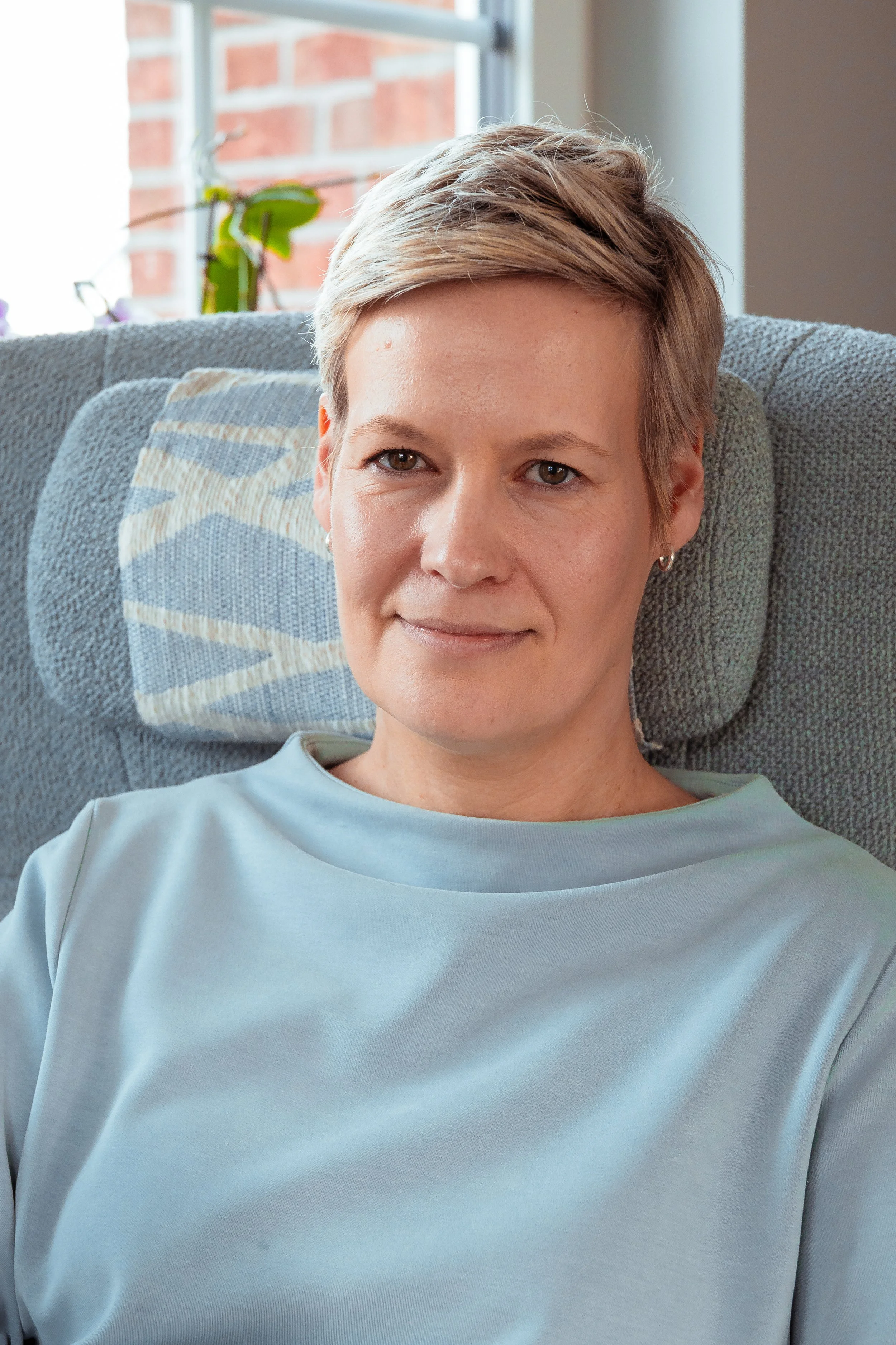 Nahaufnahme von Kristin Bruns in ihrer Hypnosepraxis in Lüneburg
