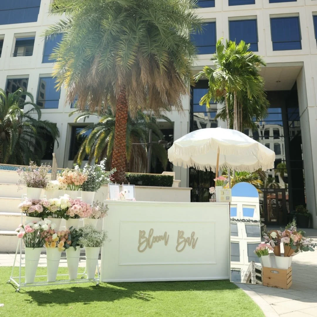 Tell me&hellip; blooms neat, on the rocks, or wrapped? 💐

📸 @miamibeachvisuals 

#flowerbarevents #eventdesignflorida #bocaratonmoms #luxeeventdesign #southfloridabrides