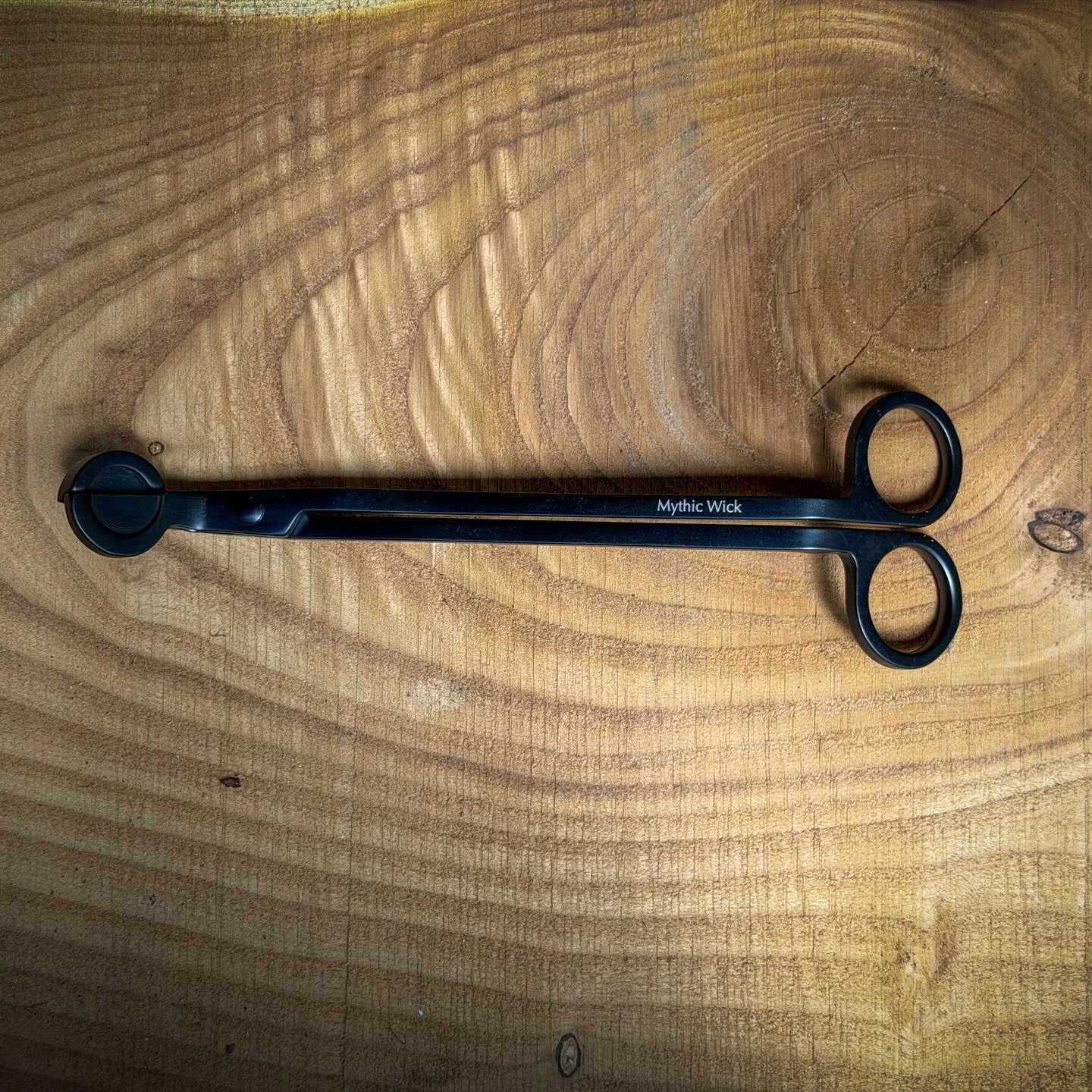 Good news!! Wick Trimmers are back, this time in a classic engraved matte black 😍

Now you can easily keep your wicks trimmed between burns, extending the life of your candle. I love these for wood wicks because it trims it to the perfect length, ta