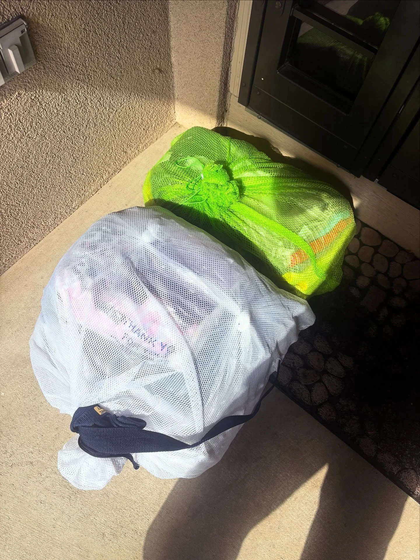 We get asked all the time what type of bags to use for laundry pickup.
Whether it&rsquo;s a kitchen trash bag, a heavy-duty one, or your own laundry bag &mdash; it all works.

🧺 And when we deliver it back?
Your laundry comes sealed fresh and neat i
