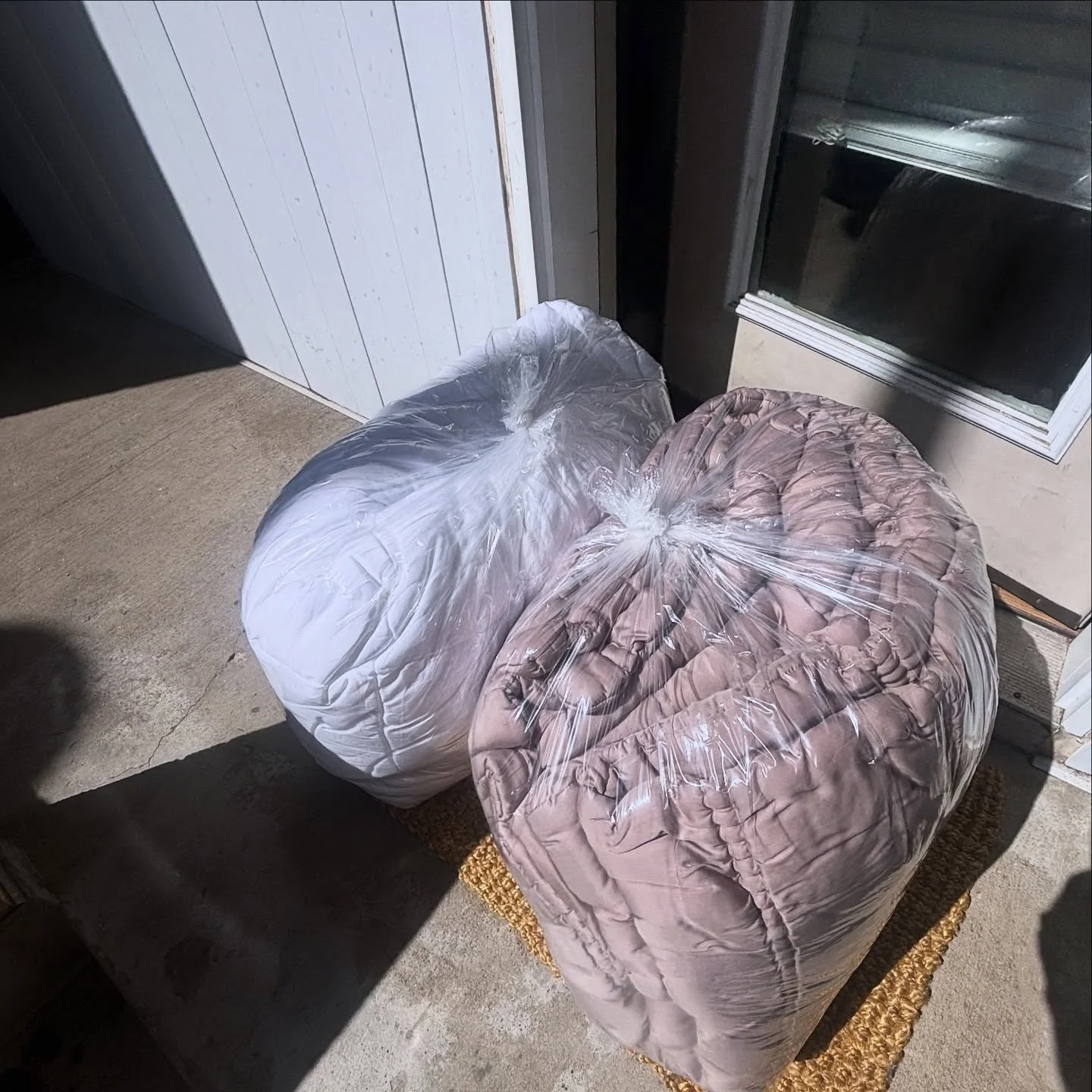 Laundry day without leaving the couch? We pick up your laundry, wash them fresh, and deliver them right back to your door. Cozy made convenient. 🛏️🚐💨 #LaundryHubDenver #PickupAndDelivery #denver #denvercolorado #denversalon #denverphotography #den