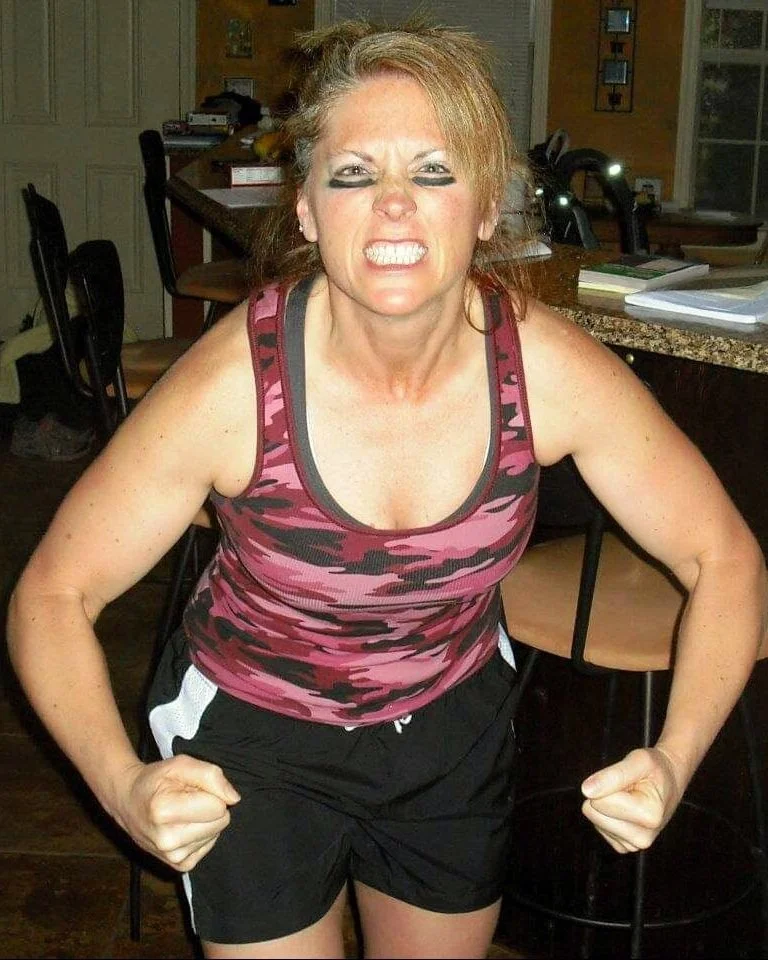how to look and feel your best at the gym, dressing sexy at the gym, confidence at the gym, feminine and masculine energies, lift weights and stay feminine, feel good fitness, fit women body, women’s fitness, women in gyms, what to wear to the gym fe