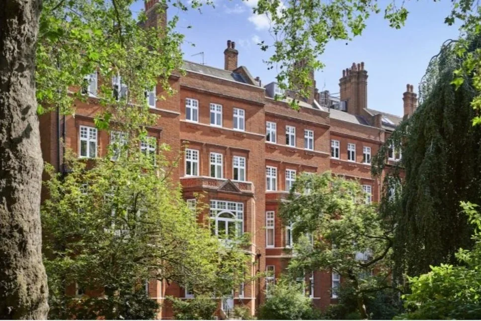 Understated Elegance At A Red-Brick Townhouse Hotel In London (Citizen Femme)