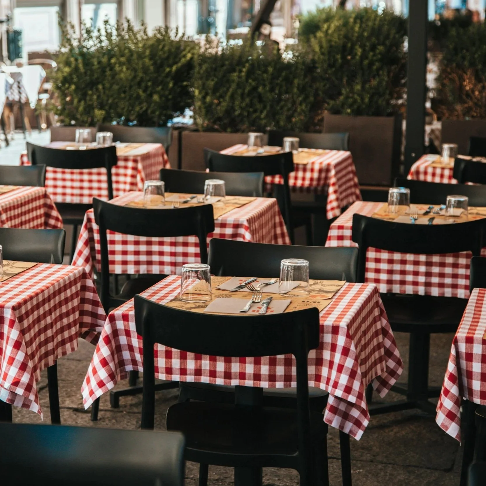 How do Italians chose a restaurant?