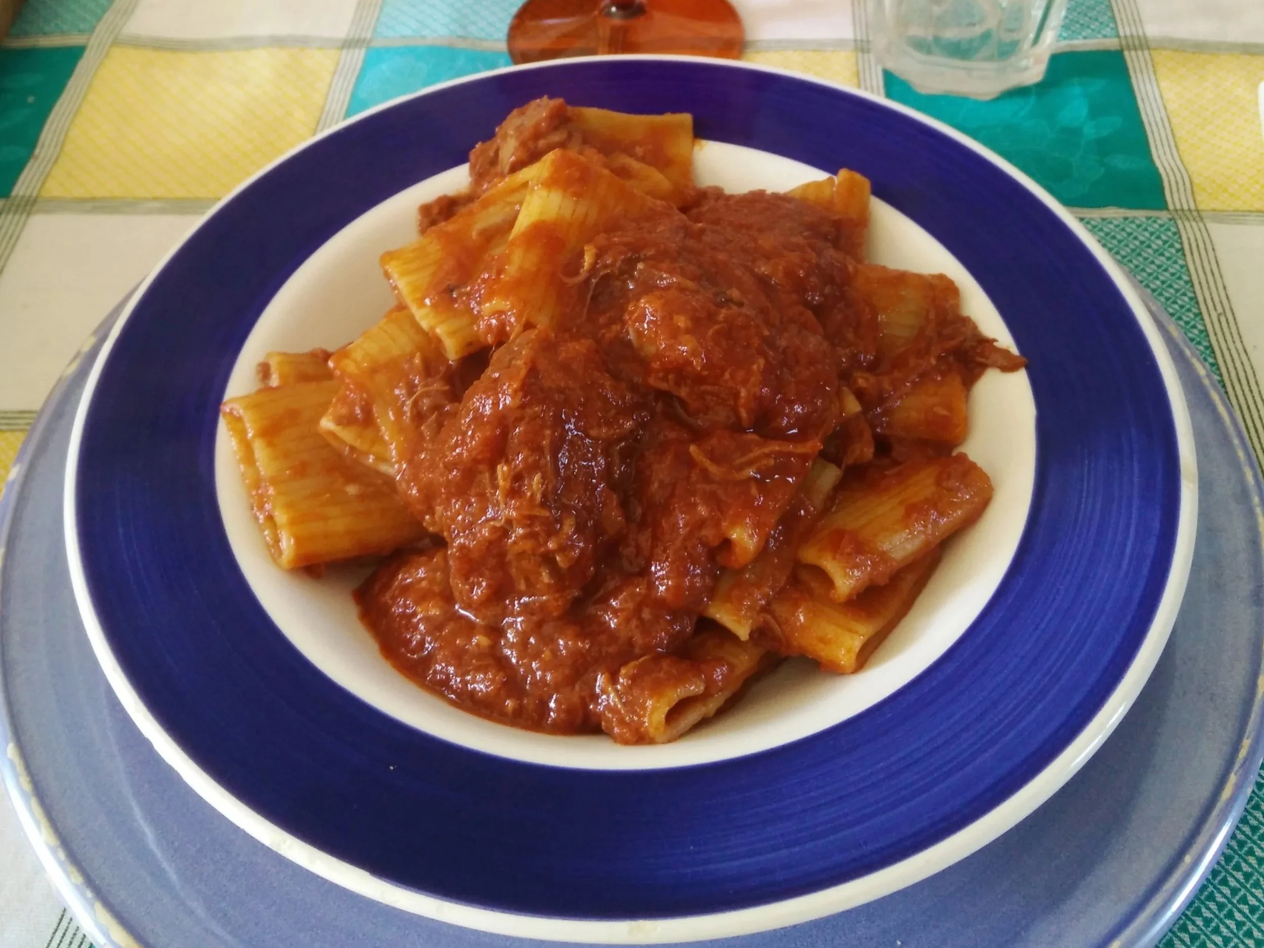 Paccheri_rigati_al_rag%C3%B9_Napoletano.jpg