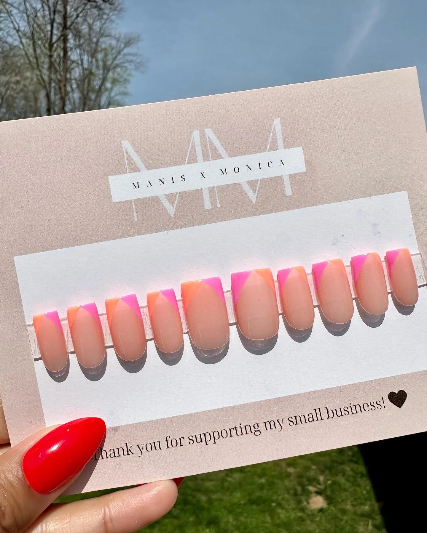 Pink and orange will forever be one of my favorite color combinations for spring and summer! What are some of your favorite color combos?

Like this set? DM me for details on how to get your own! 

Tier 1 Simple Design: $40
Shape: Short Square
Base C