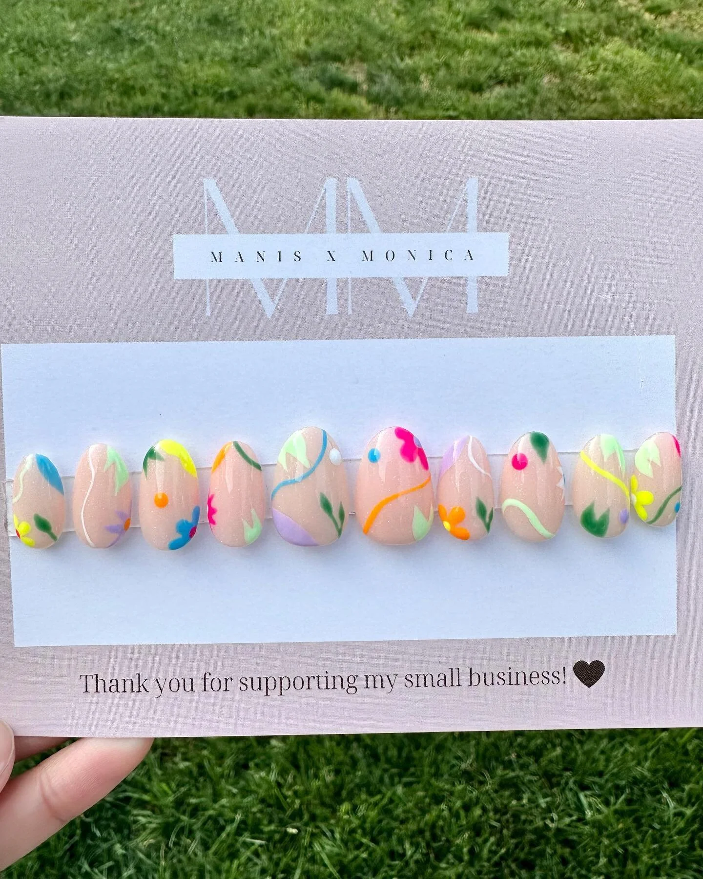 April showers bring May flowers! At least I hope so after all the rain this weekend haha! But seriously though, I&rsquo;m obsessed with these little abstract flowers! And the subtle glitter in the background added the perfect finishing touch!

Like t