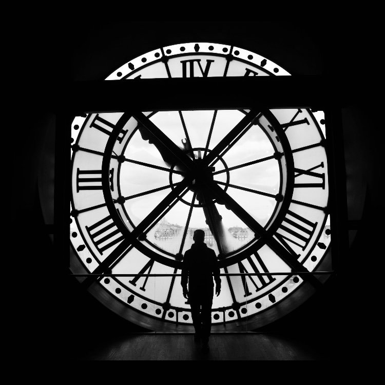 Passing time at the Musee d'Dorsay