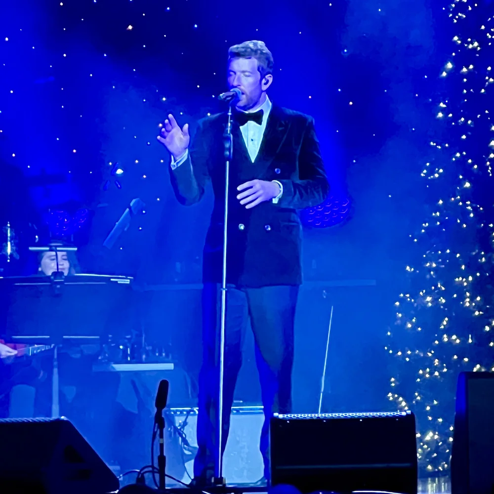 Brett Eldredge - Swinging the holiday hits!