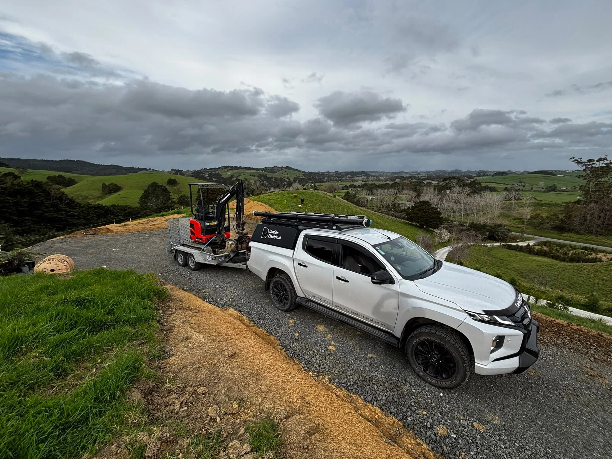 avies_Electrical_1.8-tonne_digger_electrician_hibiscuscoast.jpeg