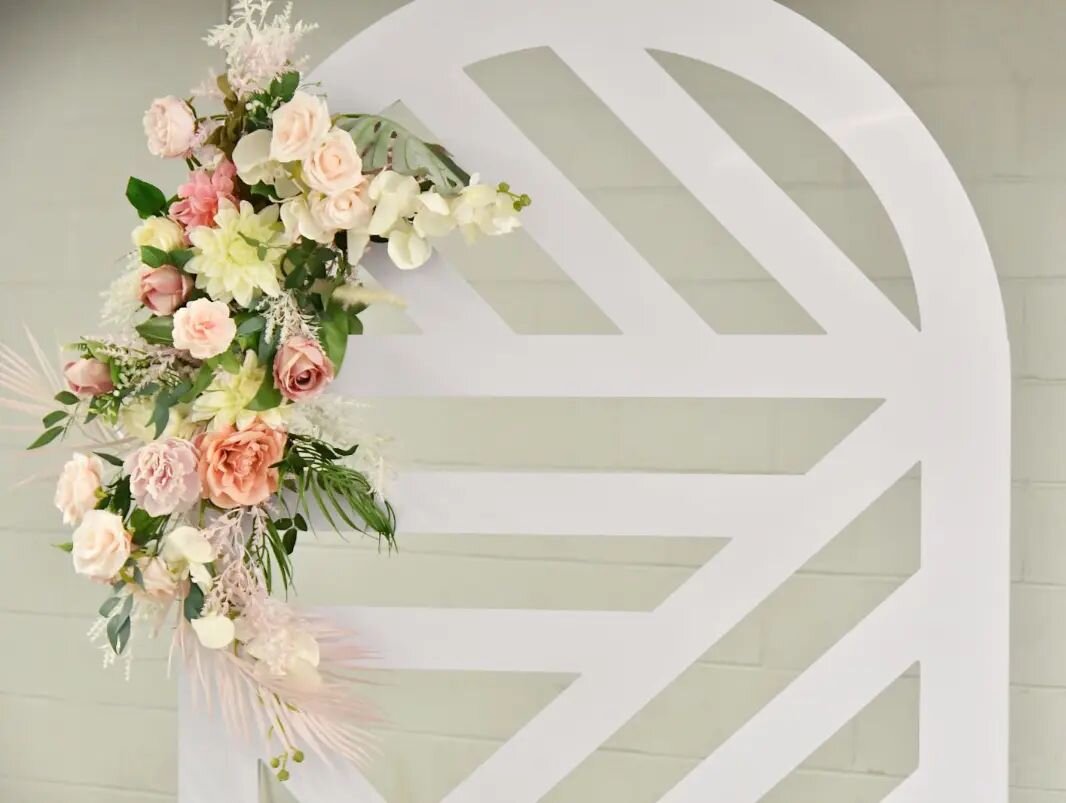 Simple Photobooth✨️ 
.
📷@m.mohmdi.photography 
.
. 
.
.
.
.
.
.
.
#explorecanada #explorepage #explore #bridalshower #weddingdecor #wedding #pink #white #candycartrental