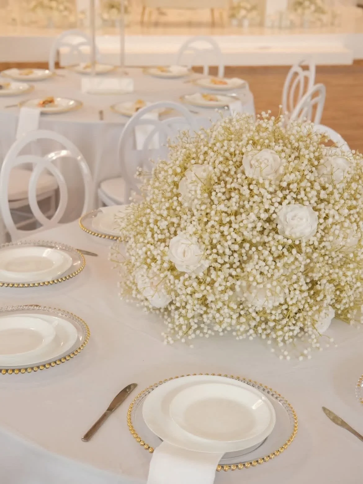 A classic statement set up 🕊️

Location @thehallofpeace 
Photo @lightmusephotography 
@ottawa.forevermorerentals 

#events #ottawaevents #wedding #weddingdecor