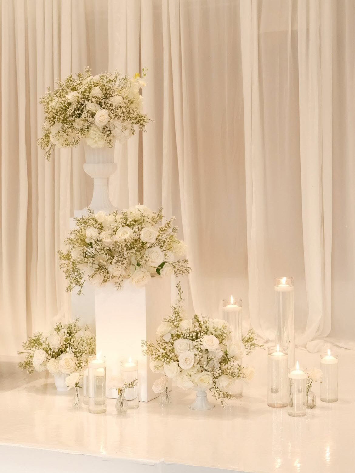 A classic statement set up 🕊️

Location @thehallofpeace 
Photo @lightmusephotography 
Stage wrap @ottawadancefloors 

#events #ottawaevents #wedding #weddingdecor